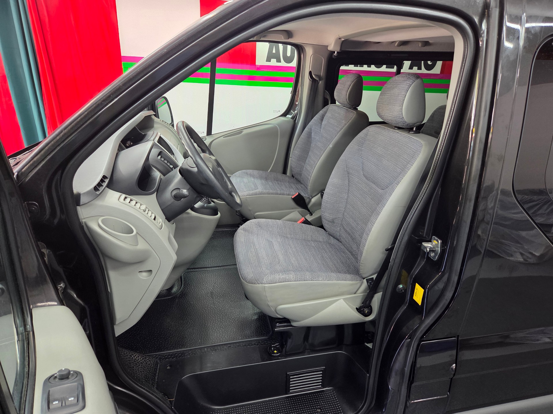 RENAULT Trafic 2.0 dCi Eco Passenger Authentique A-image-9