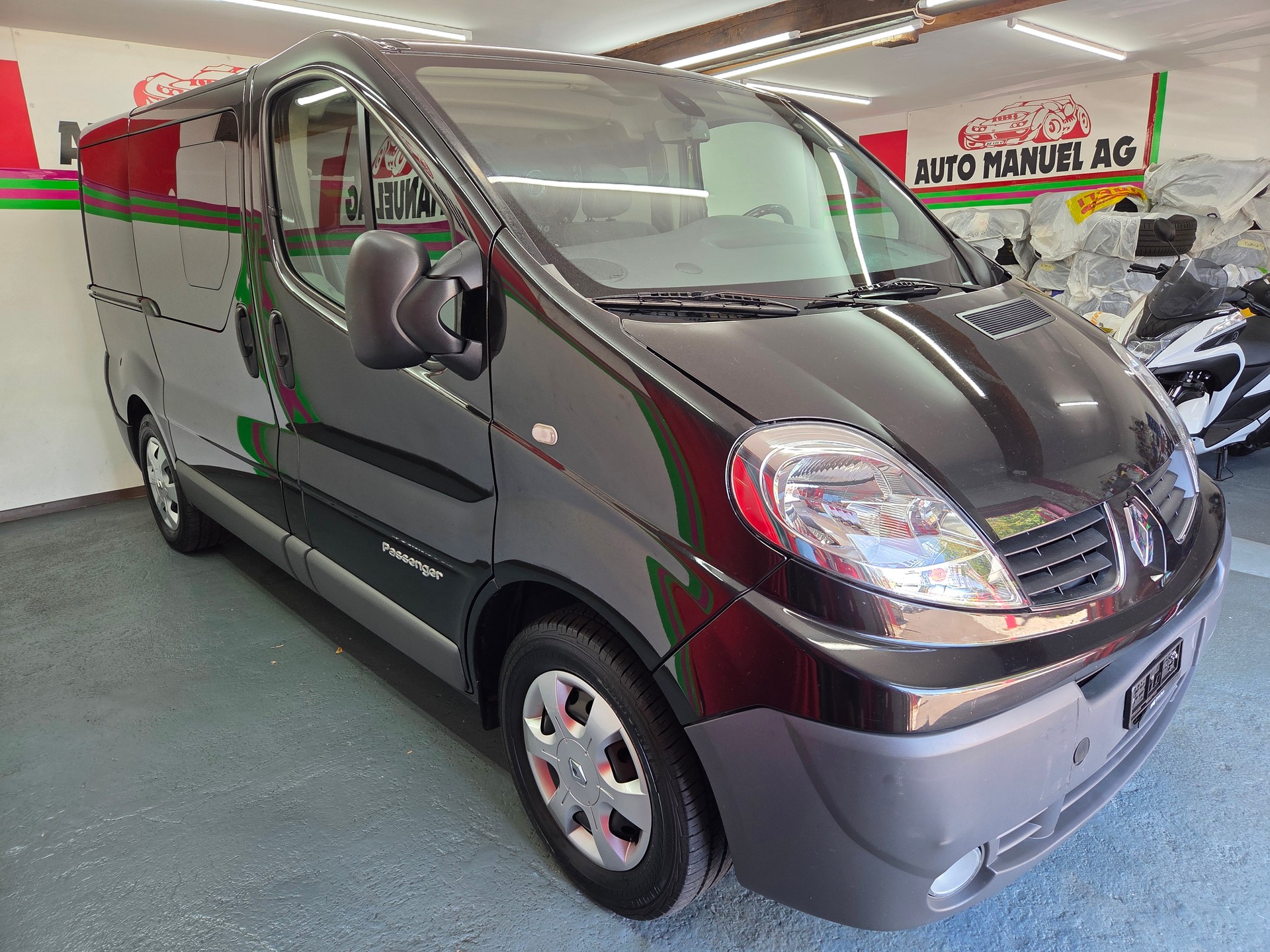 RENAULT Trafic 2.0 dCi Eco Passenger Authentique A-image-1