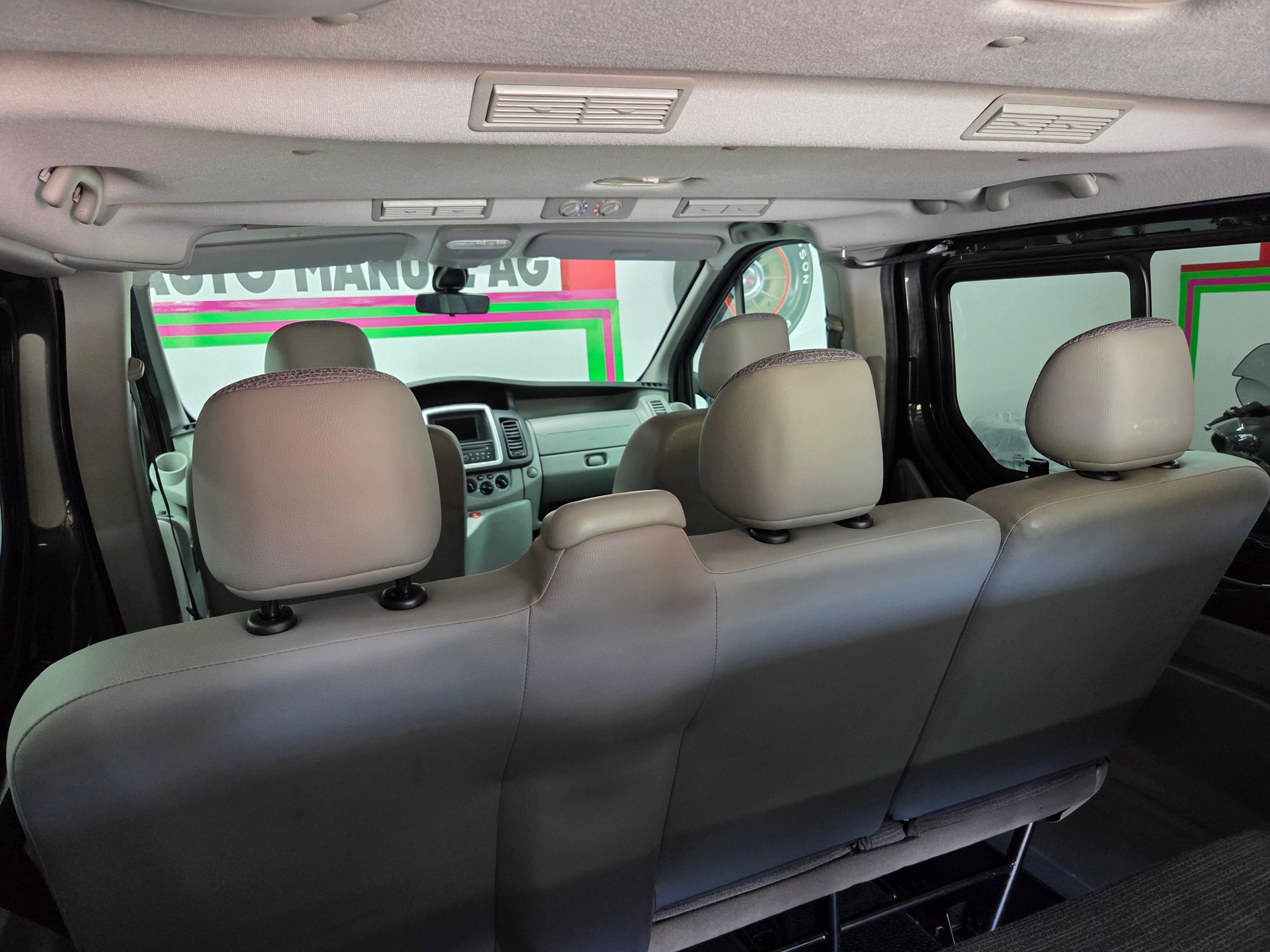 RENAULT Trafic 2.0 dCi Eco Passenger Authentique A-image-13