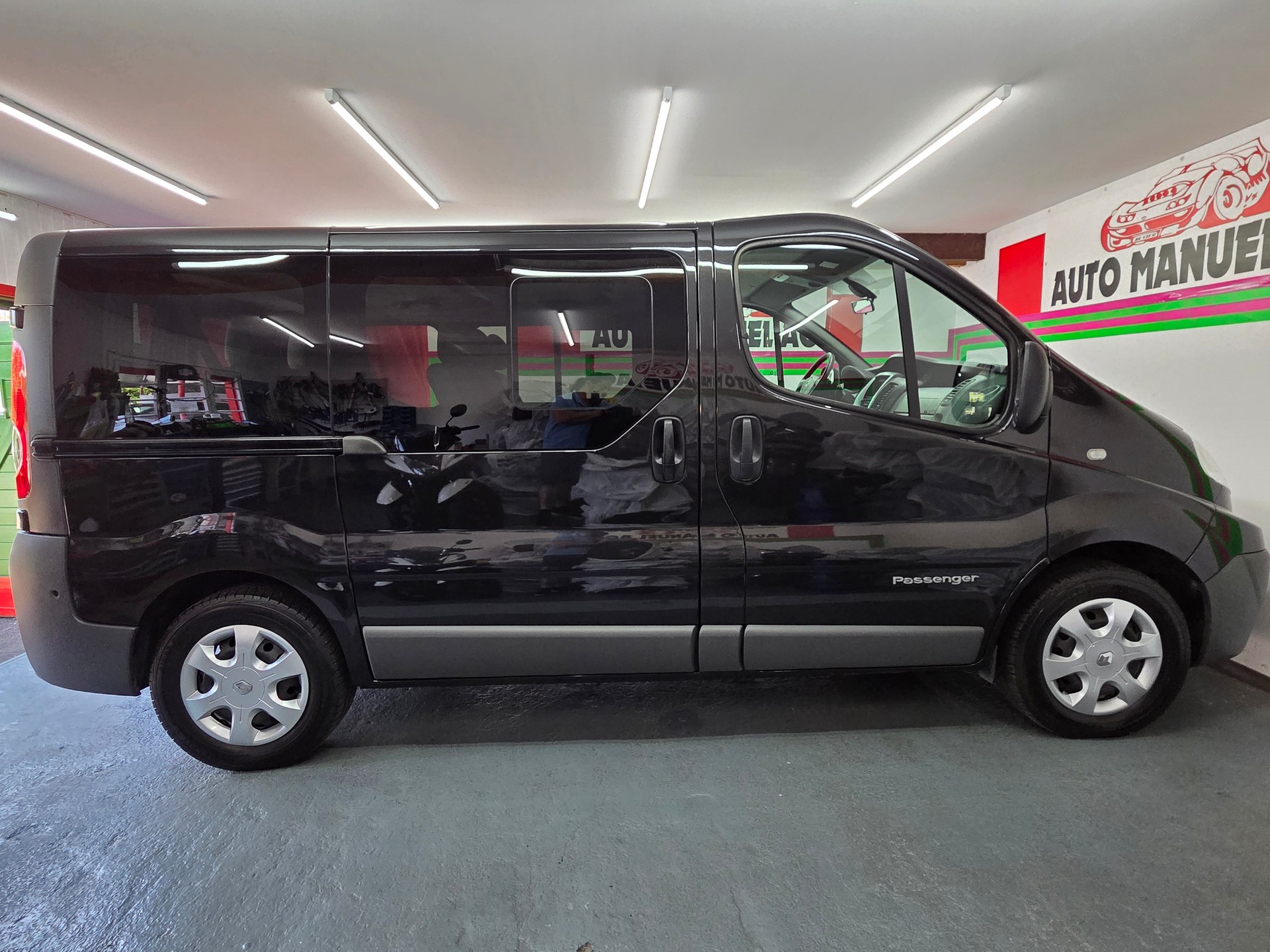 RENAULT Trafic 2.0 dCi Eco Passenger Authentique A-image-4