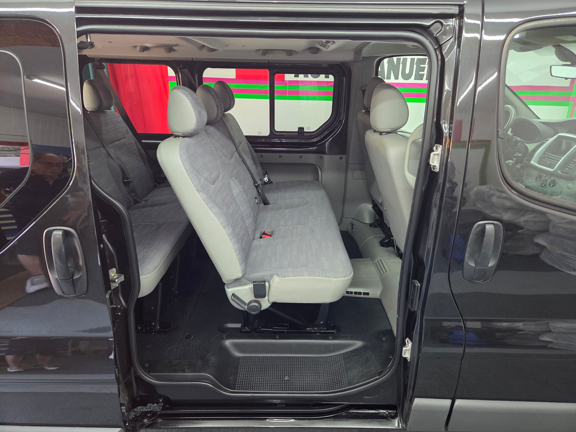 RENAULT Trafic 2.0 dCi Eco Passenger Authentique A-image-12