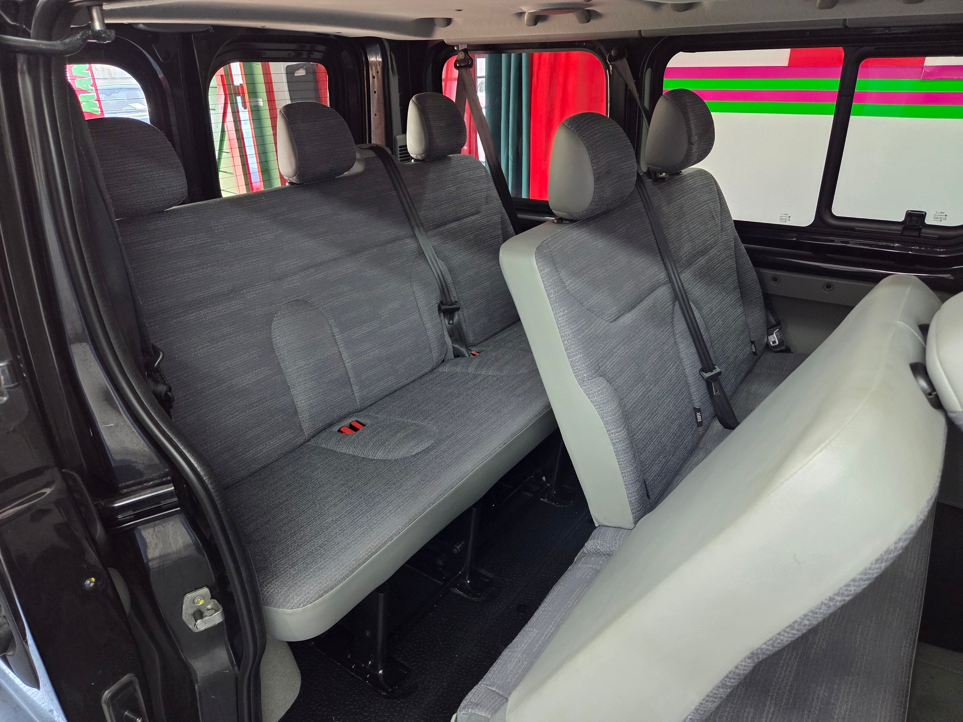 RENAULT Trafic 2.0 dCi Eco Passenger Authentique A-image-14