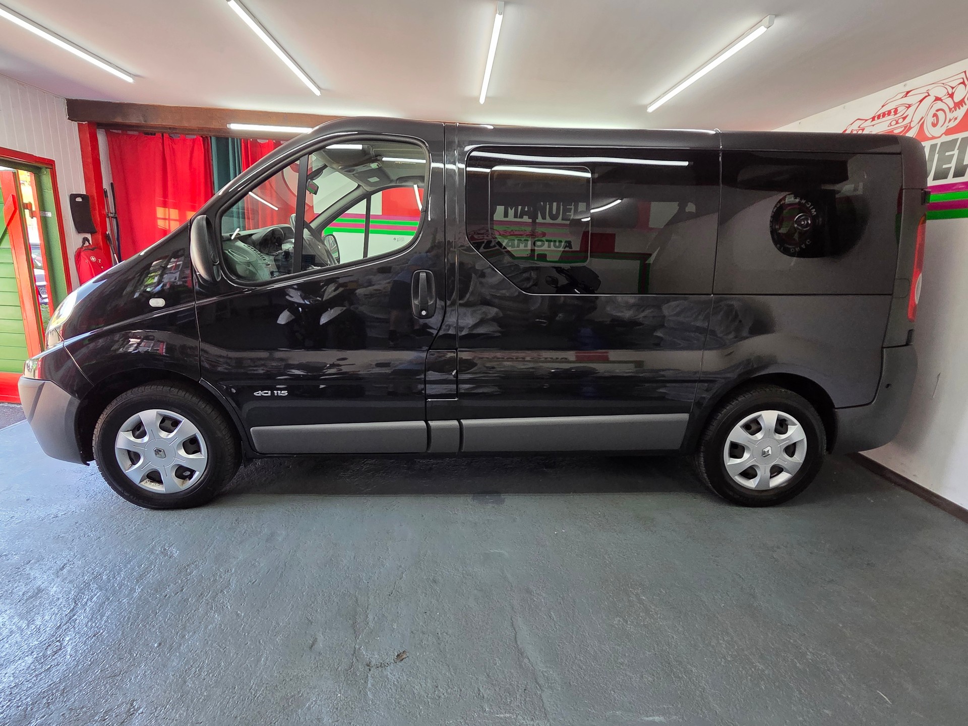 RENAULT Trafic 2.0 dCi Eco Passenger Authentique A-image-3