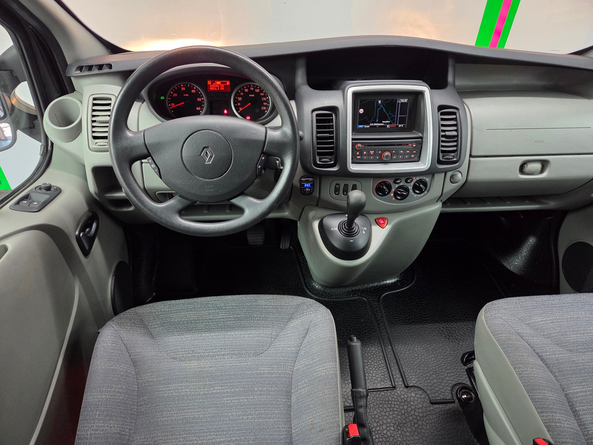 RENAULT Trafic 2.0 dCi Eco Passenger Authentique A-image-8
