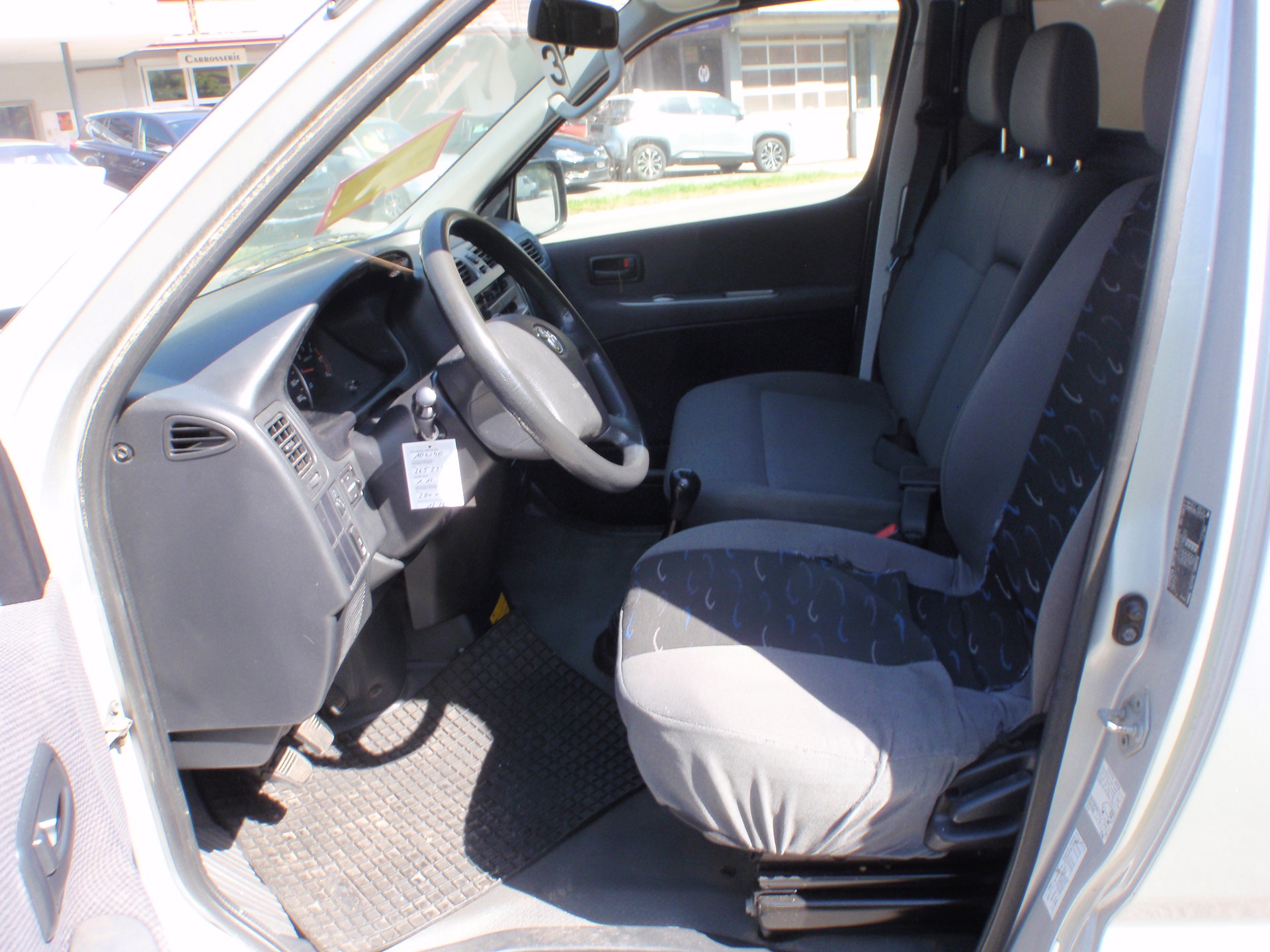 TOYOTA Hiace D-4D Kombi 4WD SWB-image-8