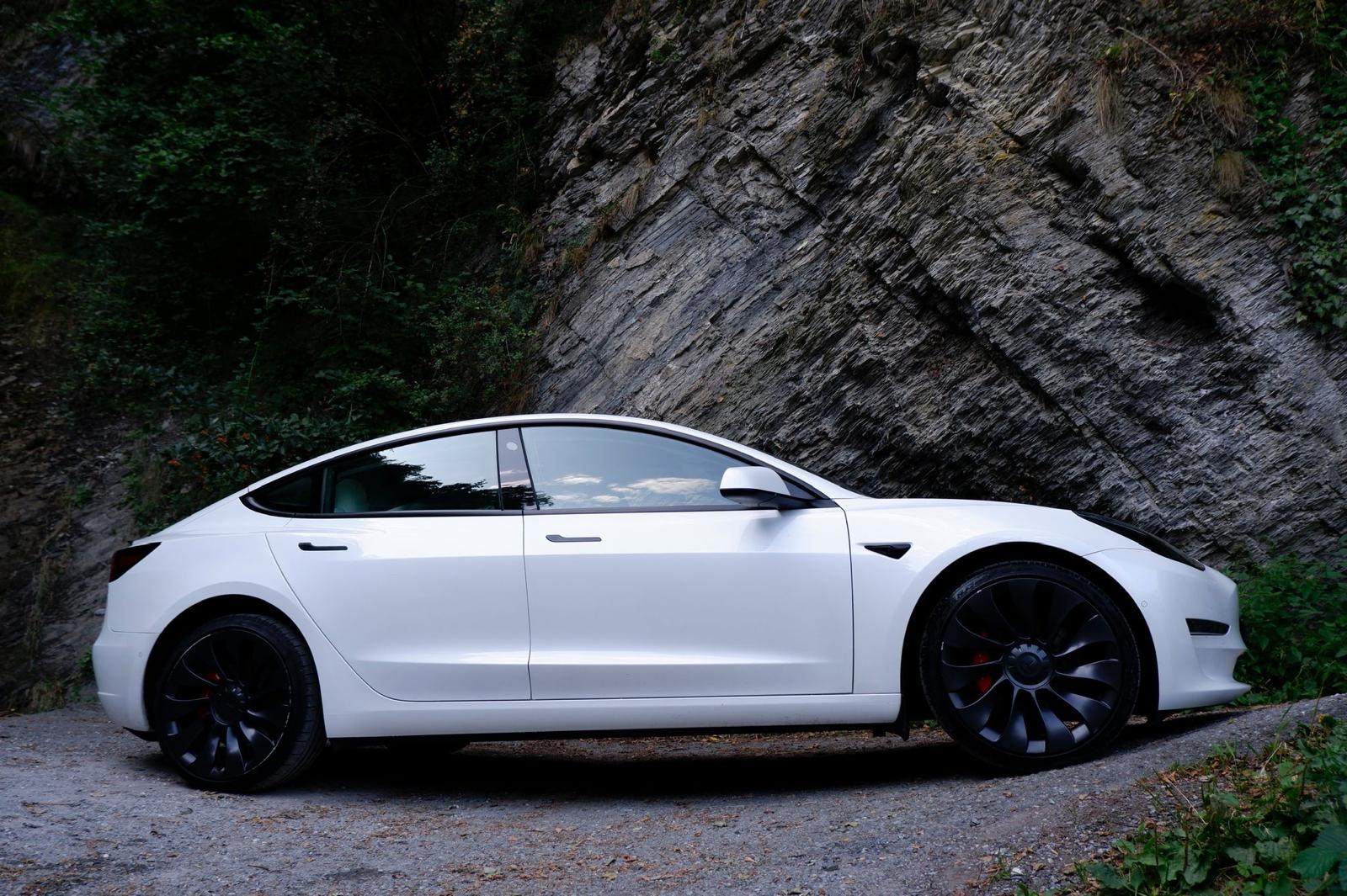 TESLA Model 3 Performance Dual Motor AWD-showroom-element-3