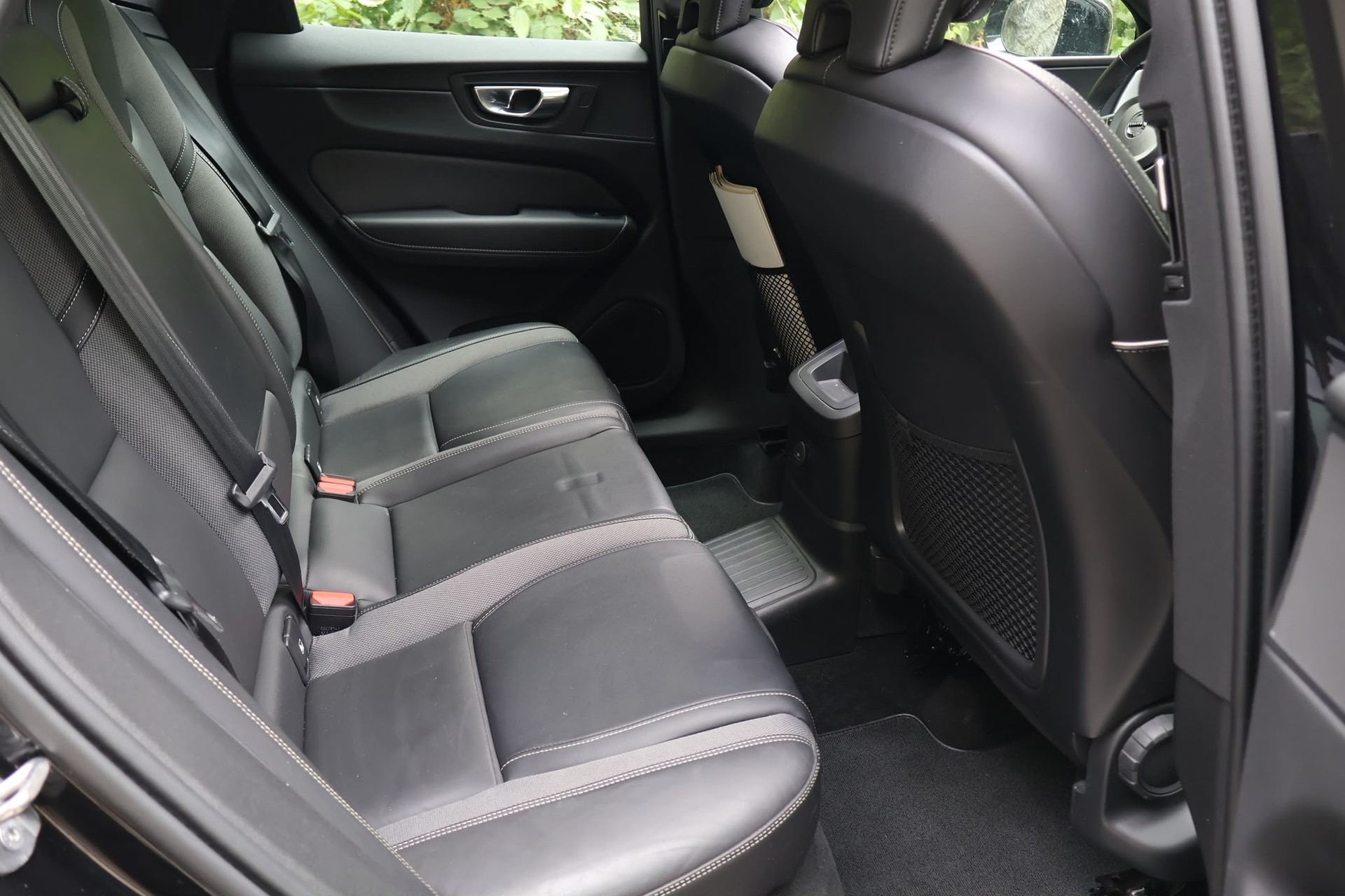 VOLVO XC60 T6 eAWD PluginHybrid R-Design Geartronic-image-5