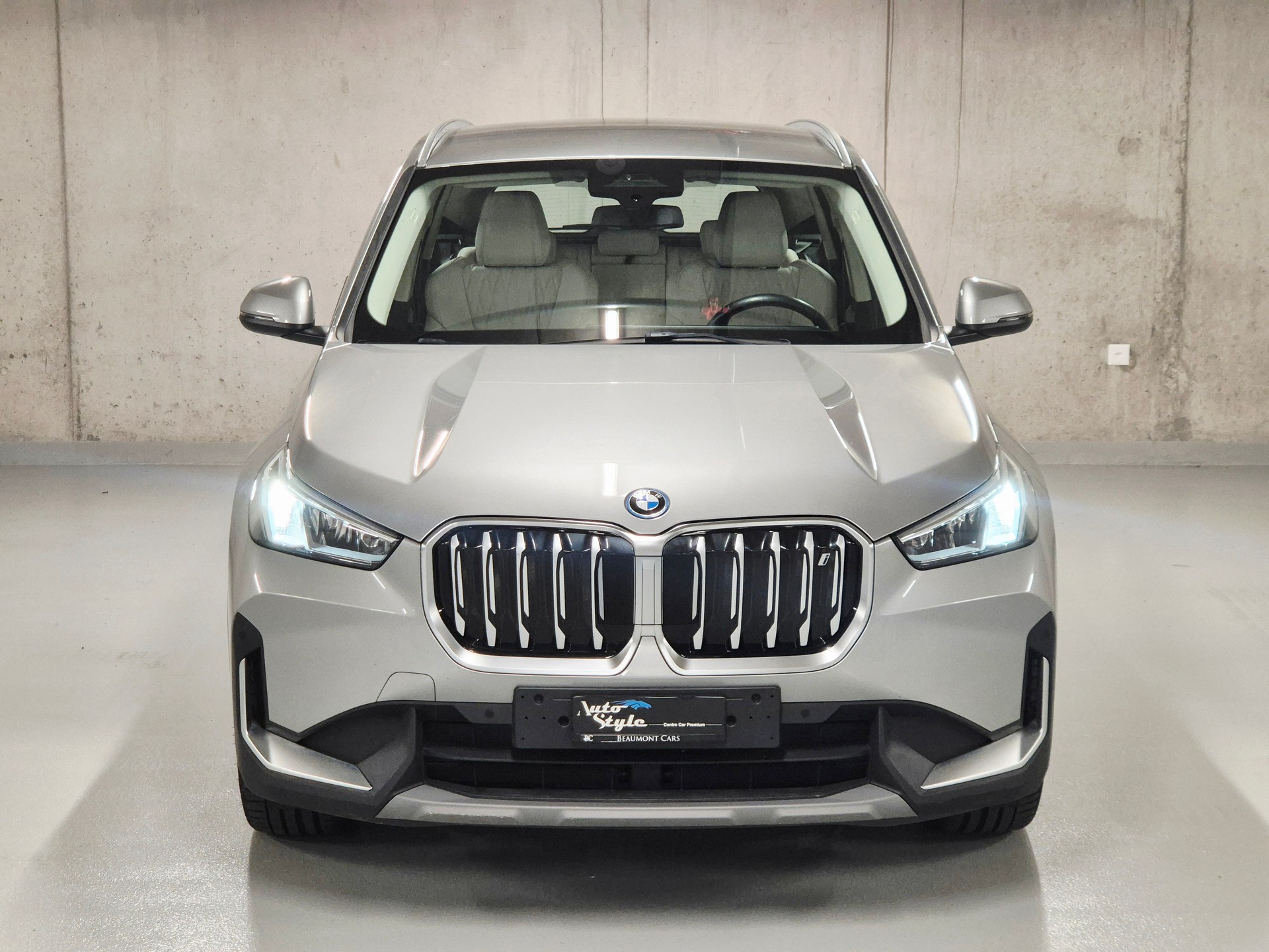 BMW iX1 xDrive 30-showroom-element-1