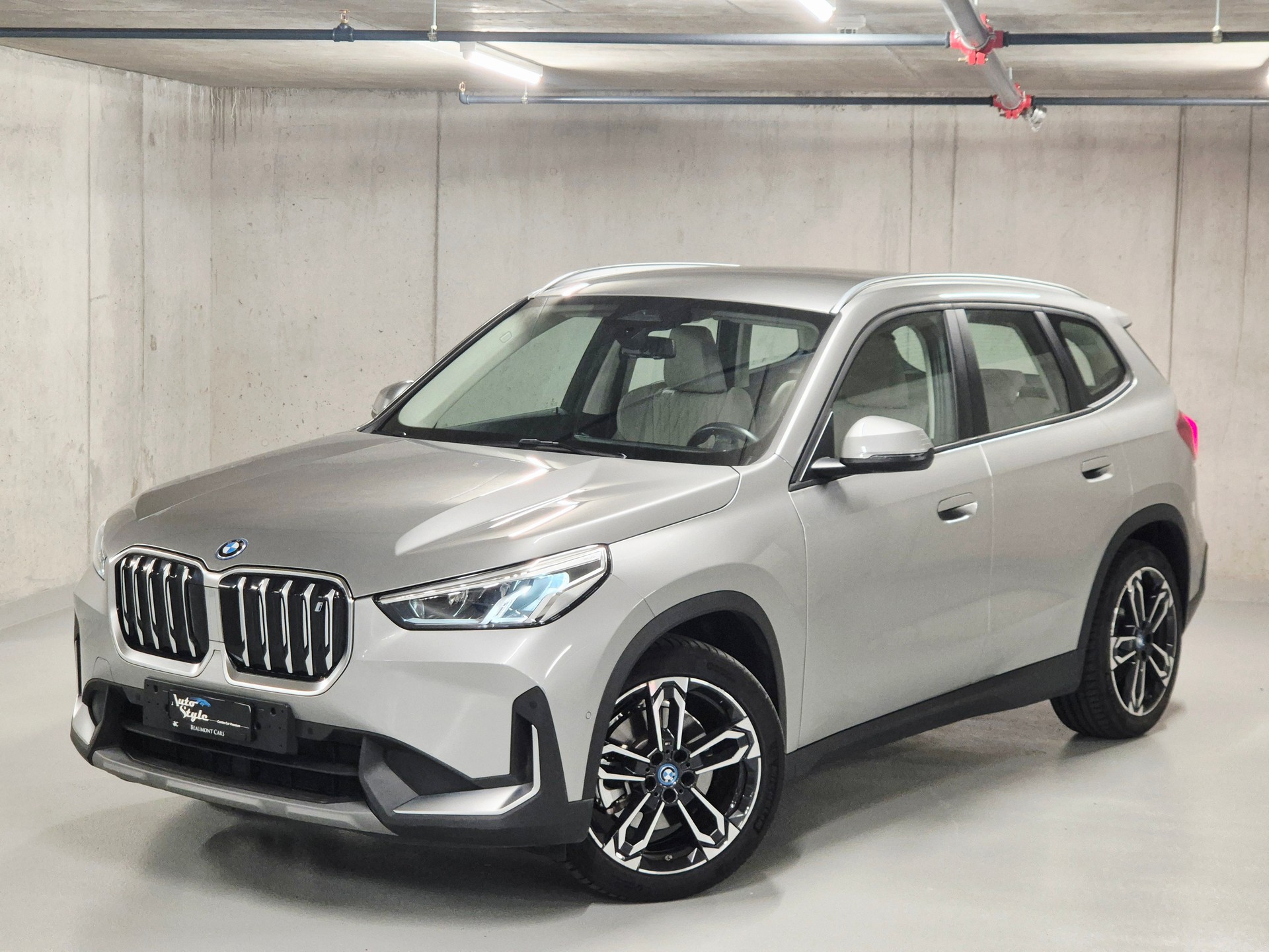 BMW iX1 xDrive 30-showroom-element-2