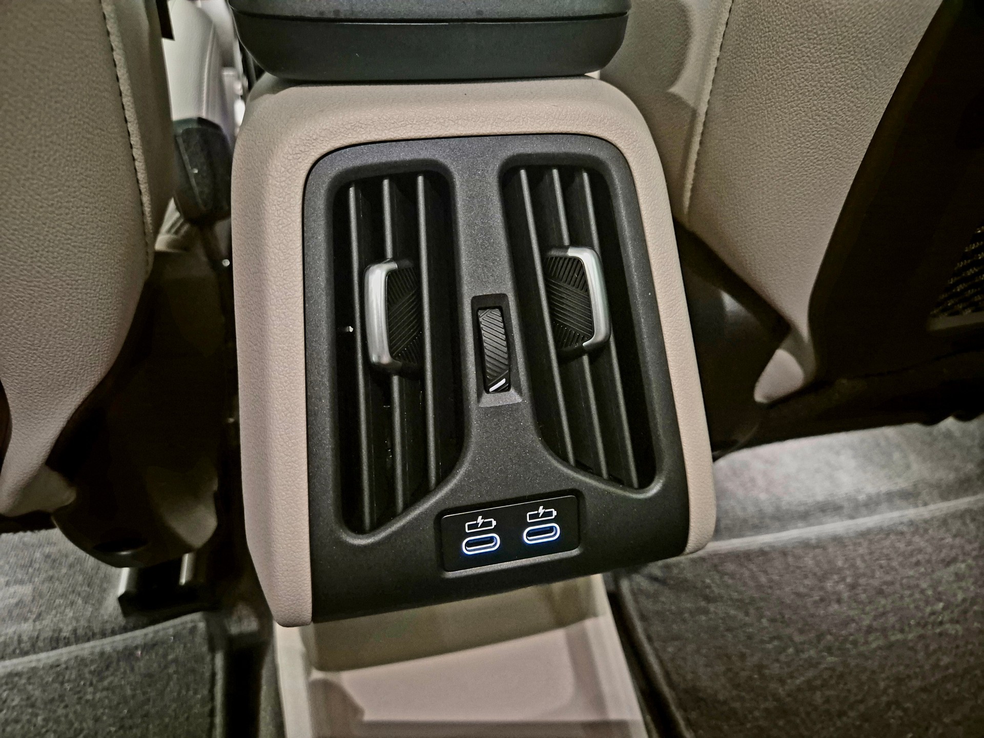 BMW iX1 xDrive 30-image-13