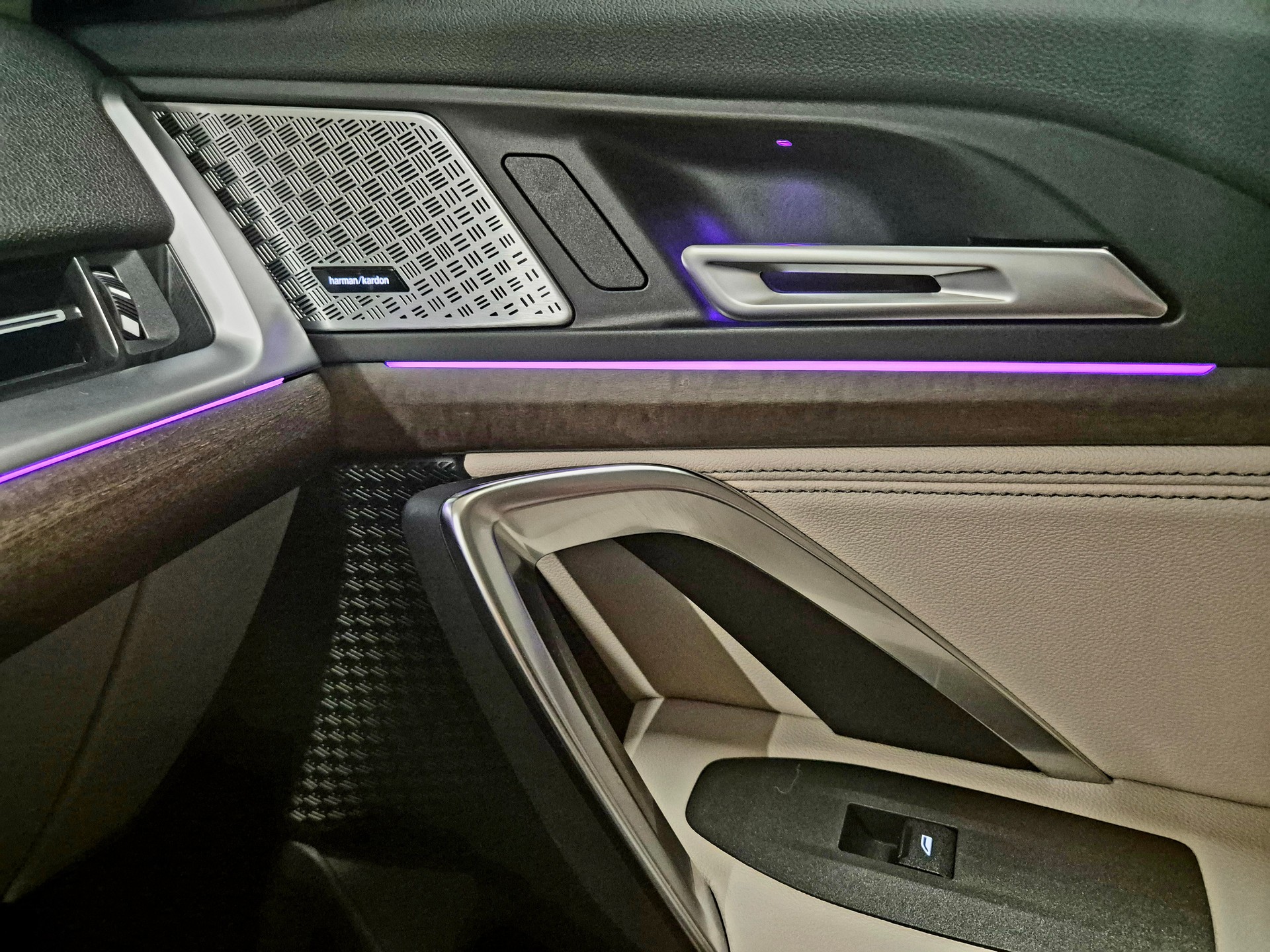 BMW iX1 xDrive 30-image-18