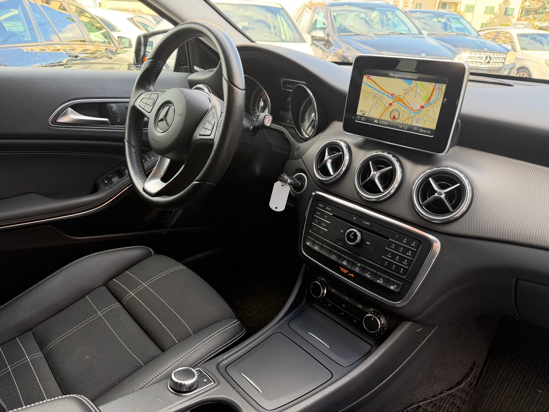 MERCEDES-BENZ GLA 250 Style 4Matic 7G-DCT-image-15