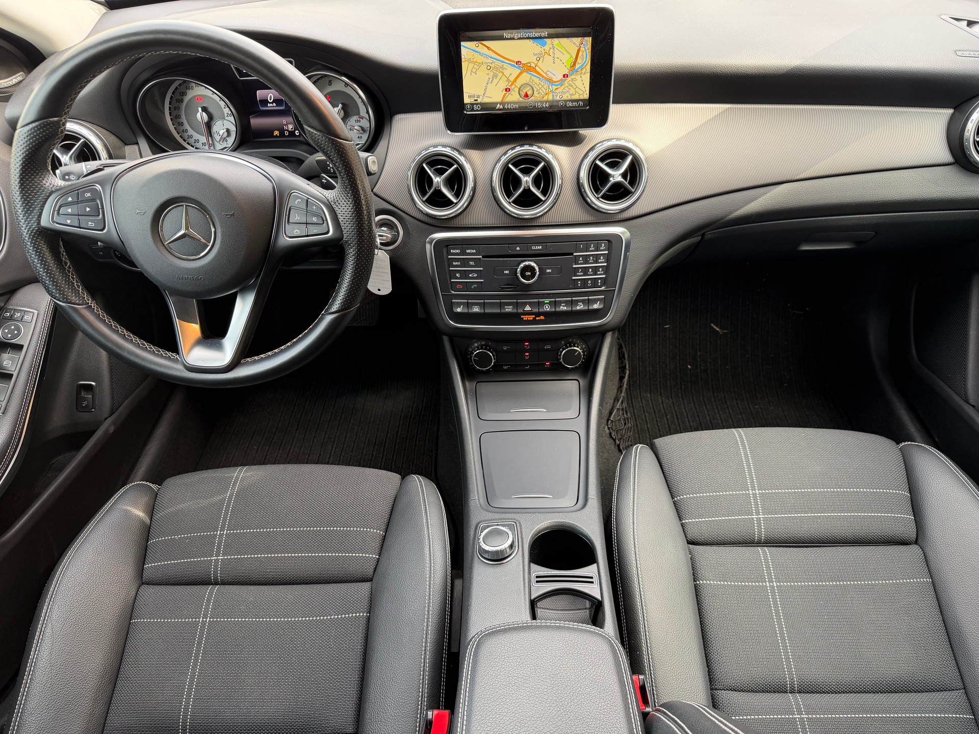 MERCEDES-BENZ GLA 250 Style 4Matic 7G-DCT-image-14