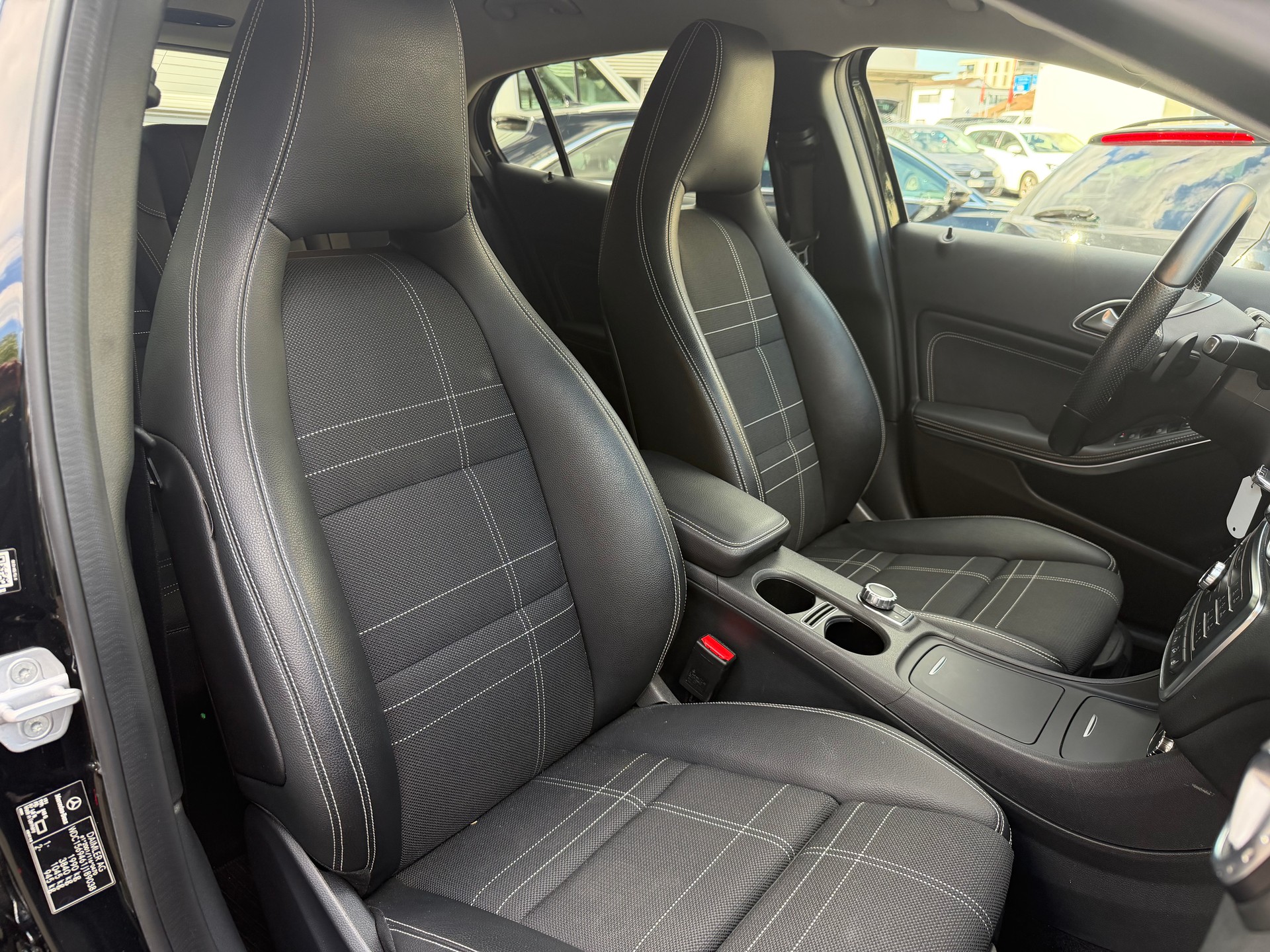 MERCEDES-BENZ GLA 250 Style 4Matic 7G-DCT-image-7