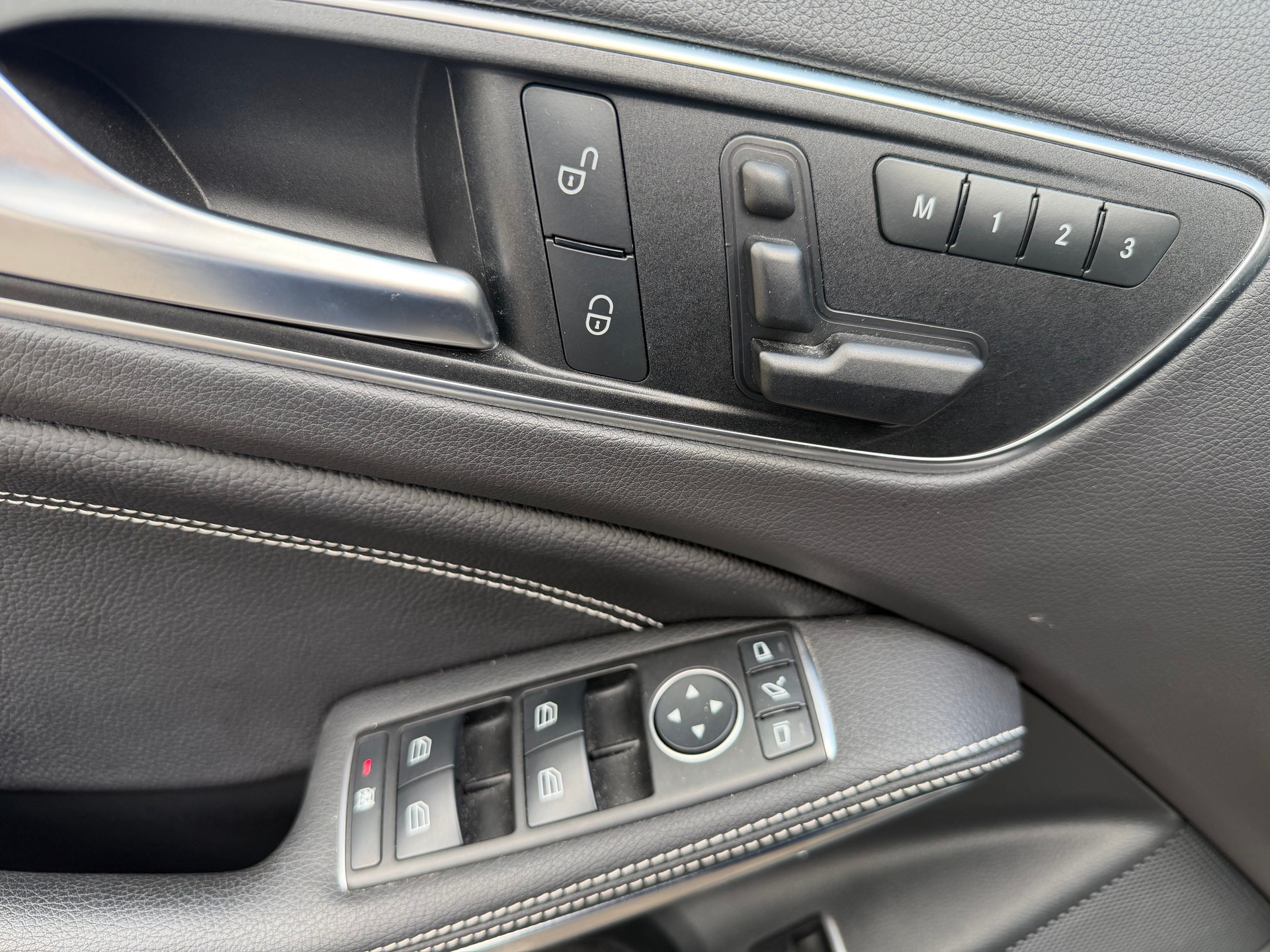 MERCEDES-BENZ GLA 250 Style 4Matic 7G-DCT-image-9