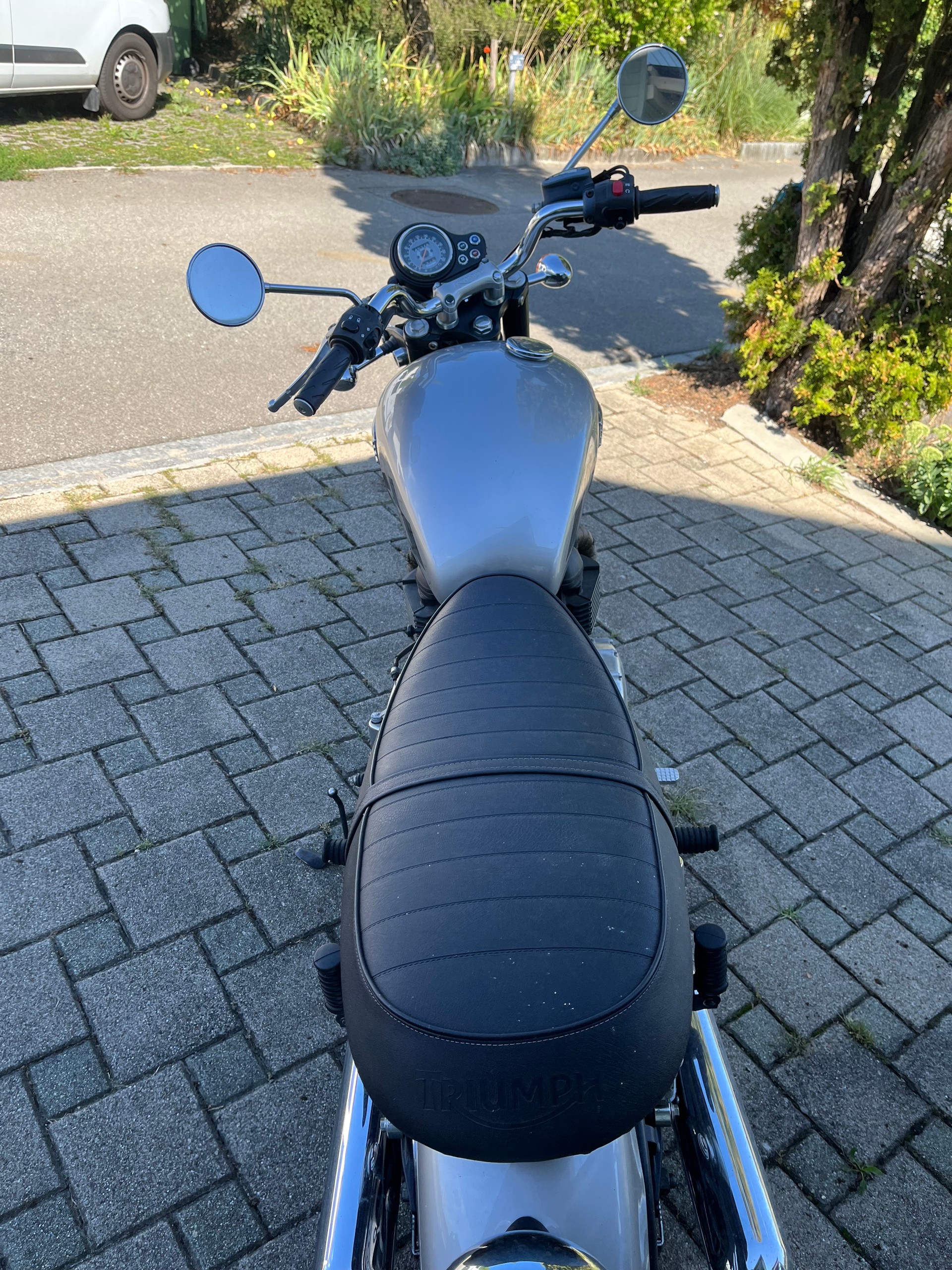 TRIUMPH Bonneville 900 i-image-3