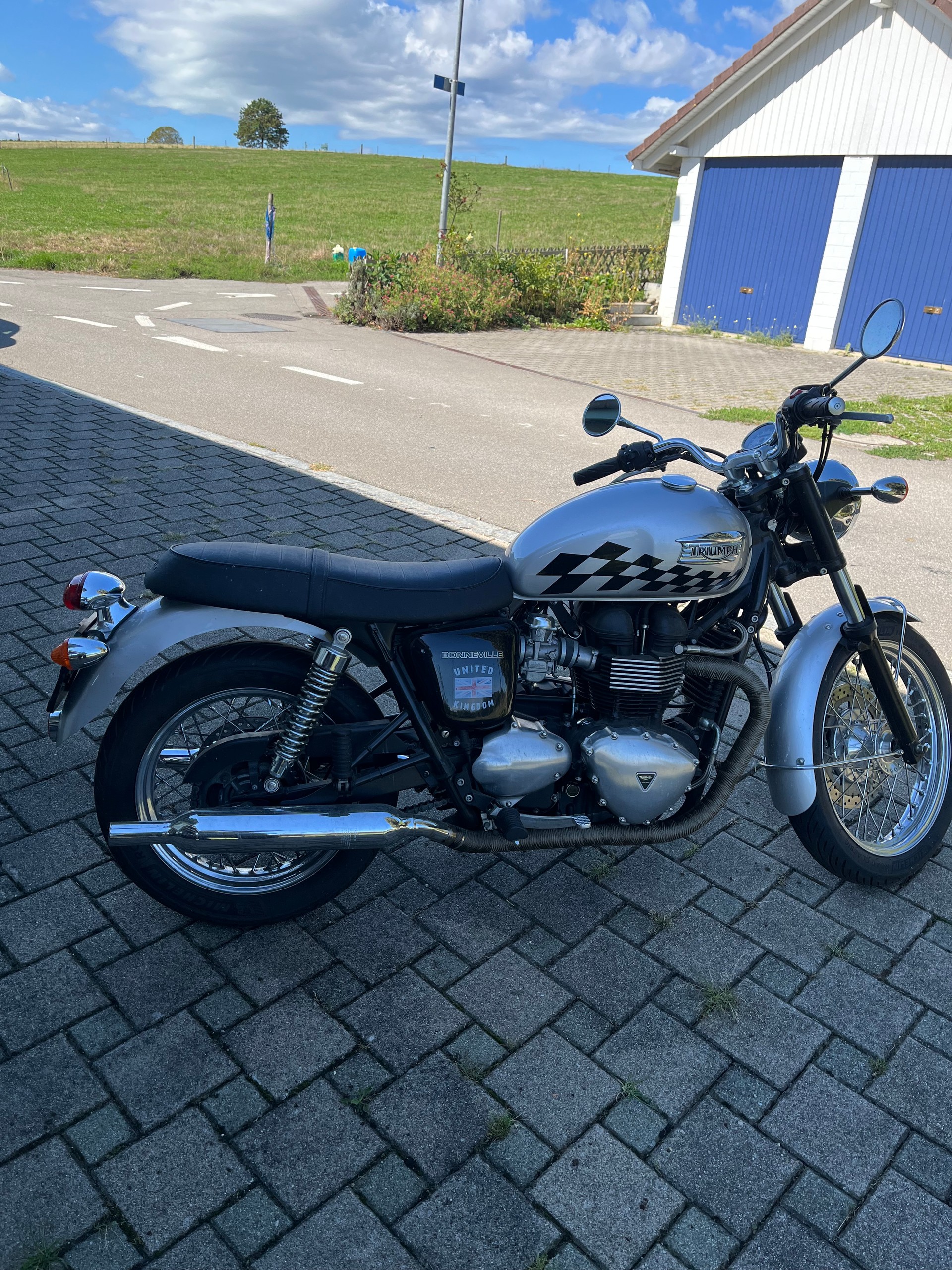 TRIUMPH Bonneville 900 i-image-4