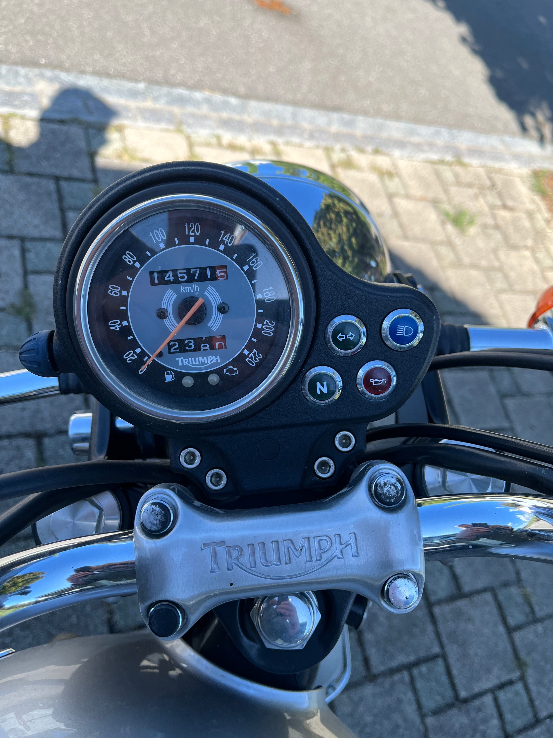 TRIUMPH Bonneville 900 i-image-2