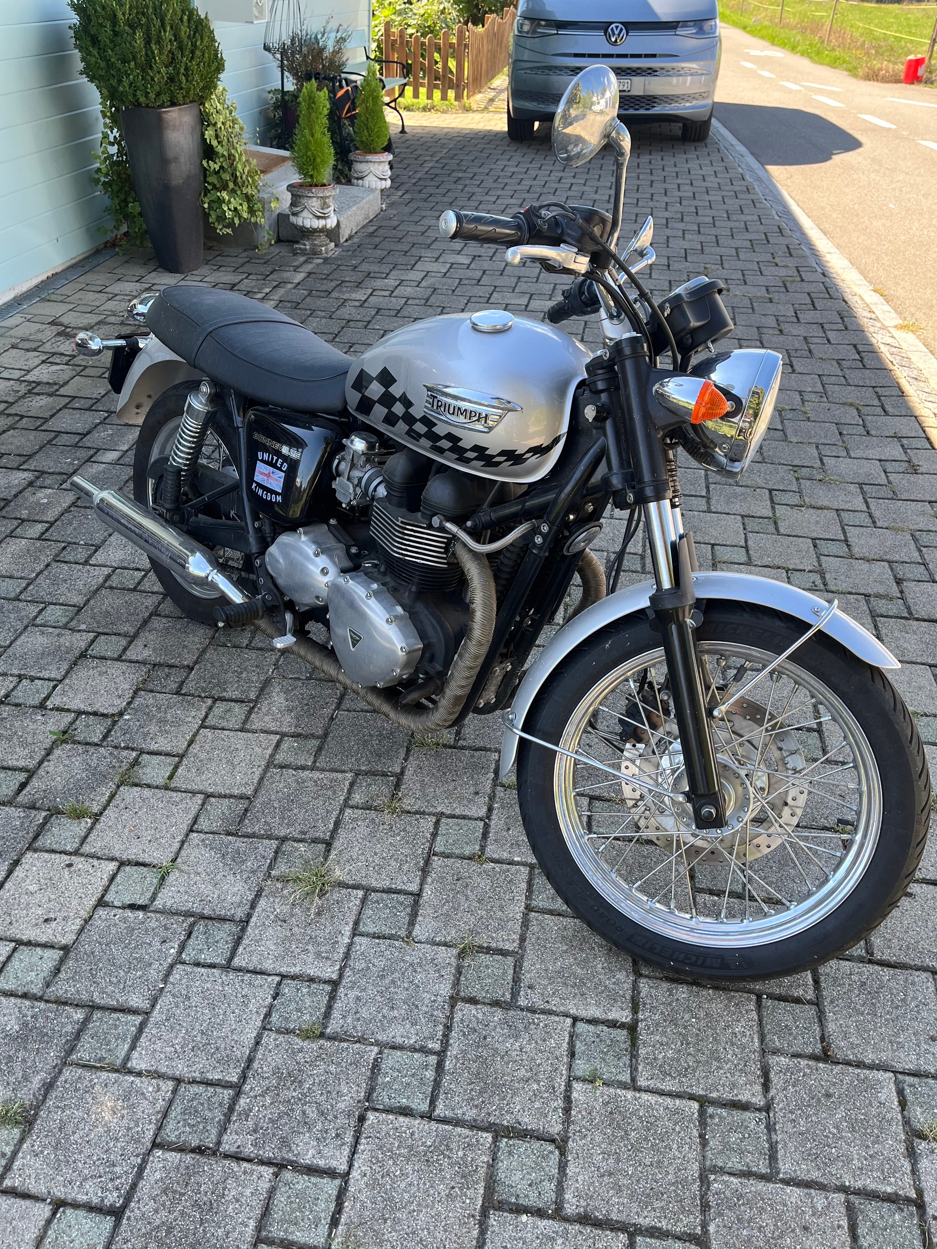 TRIUMPH Bonneville 900 i-image-1