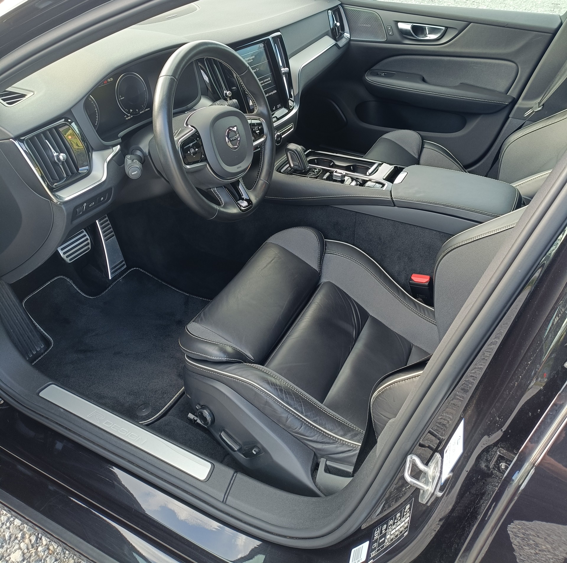 VOLVO V60 T6 eAWD Twin Engine R-Design Geartronic-image-2