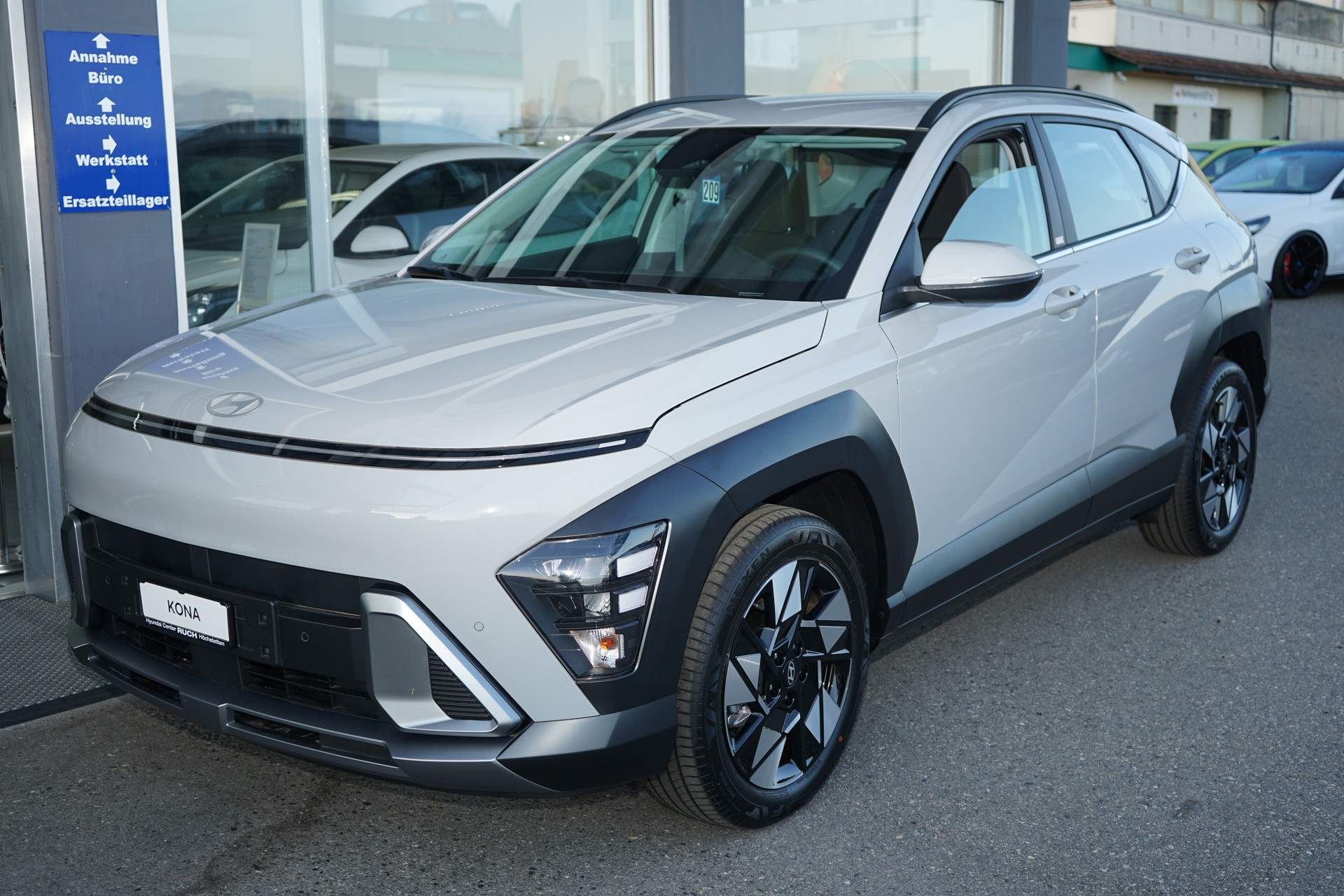 HYUNDAI-showroom-element-1
