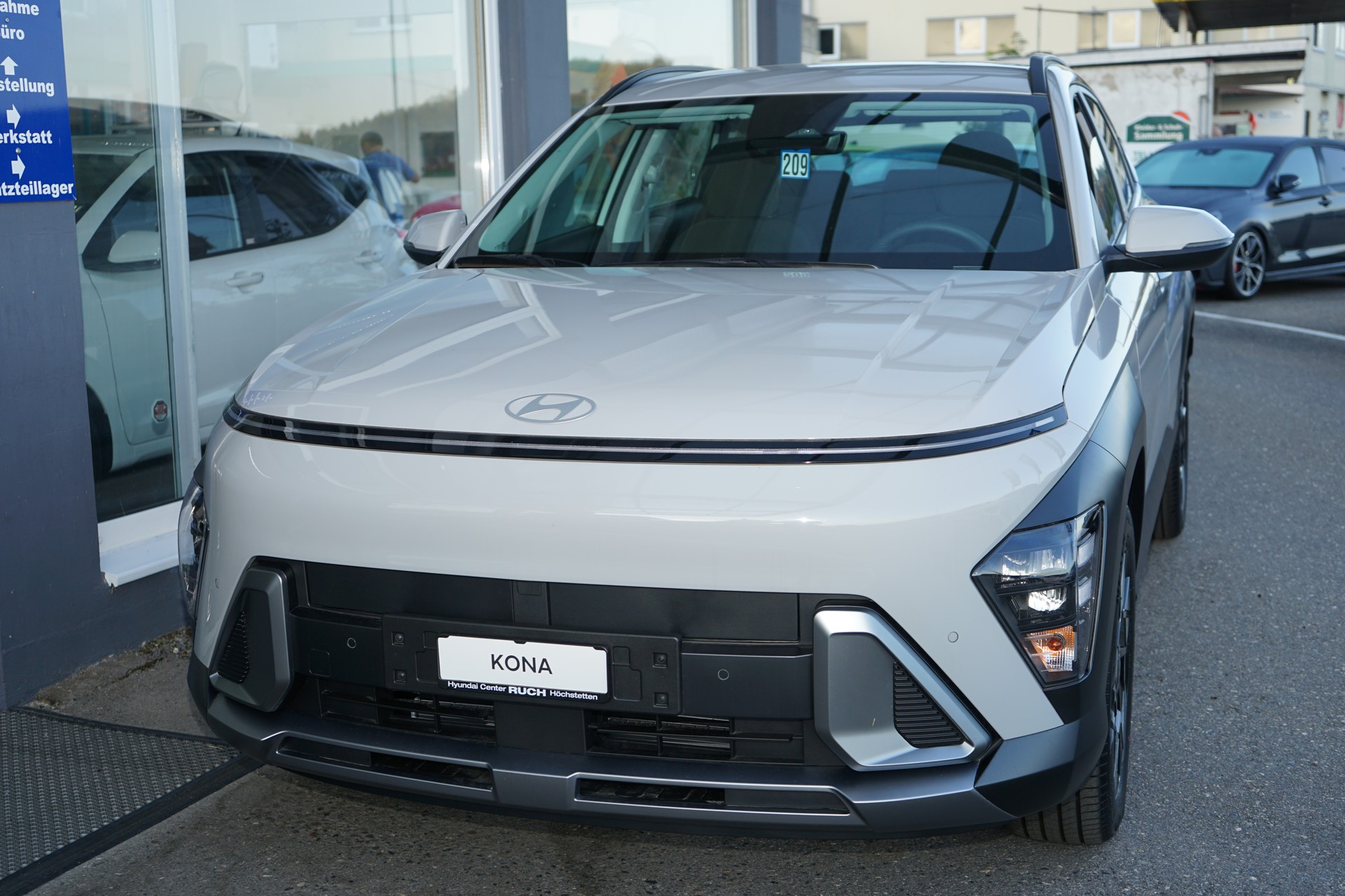 HYUNDAI-showroom-element-2