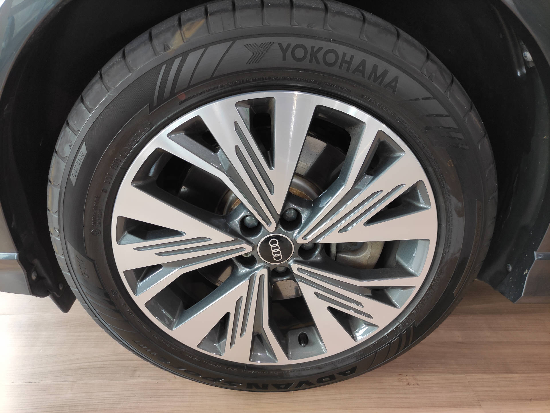 AUDI Q4 e-tron 50 quattro-showroom-element-2