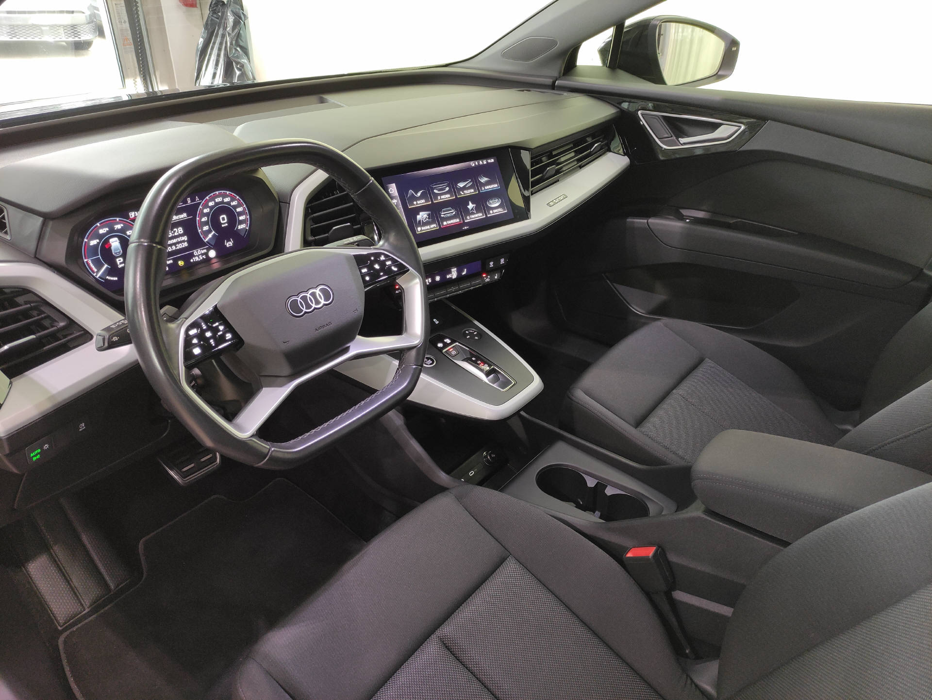 AUDI Q4 e-tron 50 quattro-showroom-element-3