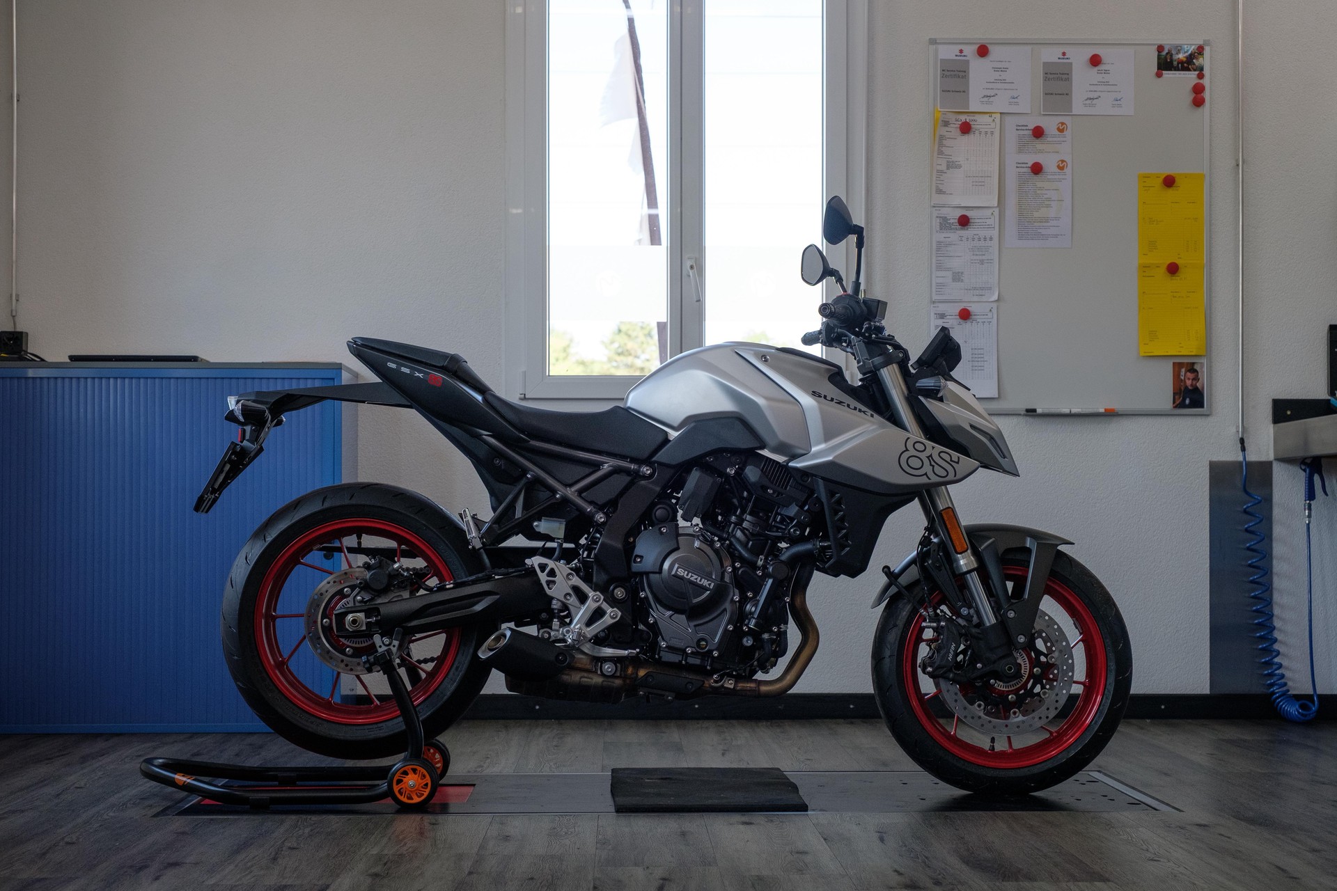SUZUKI GSX 8 S-image-3