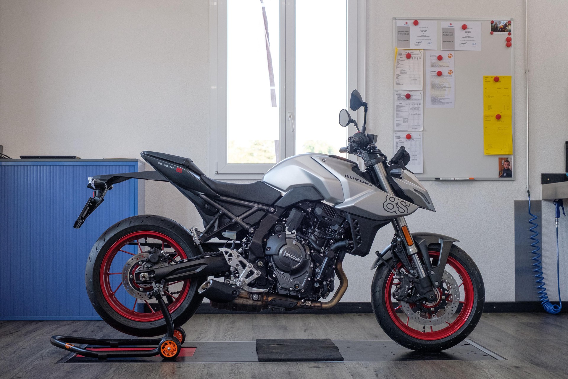 SUZUKI GSX 8 S-image-4