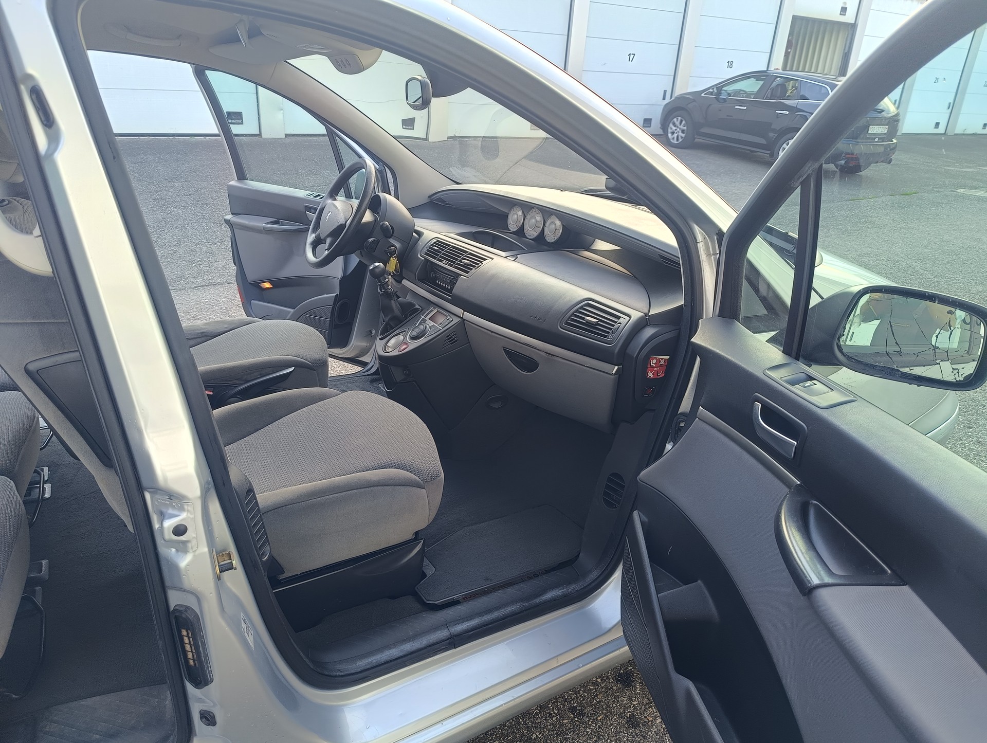 PEUGEOT 807 2.0 16V Platinum Edition-image-6