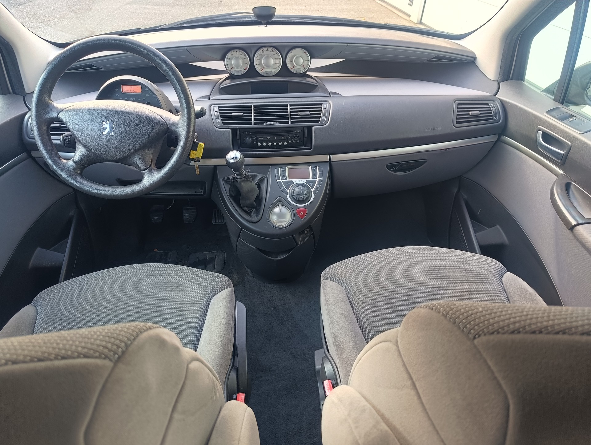 PEUGEOT 807 2.0 16V Platinum Edition-image-8