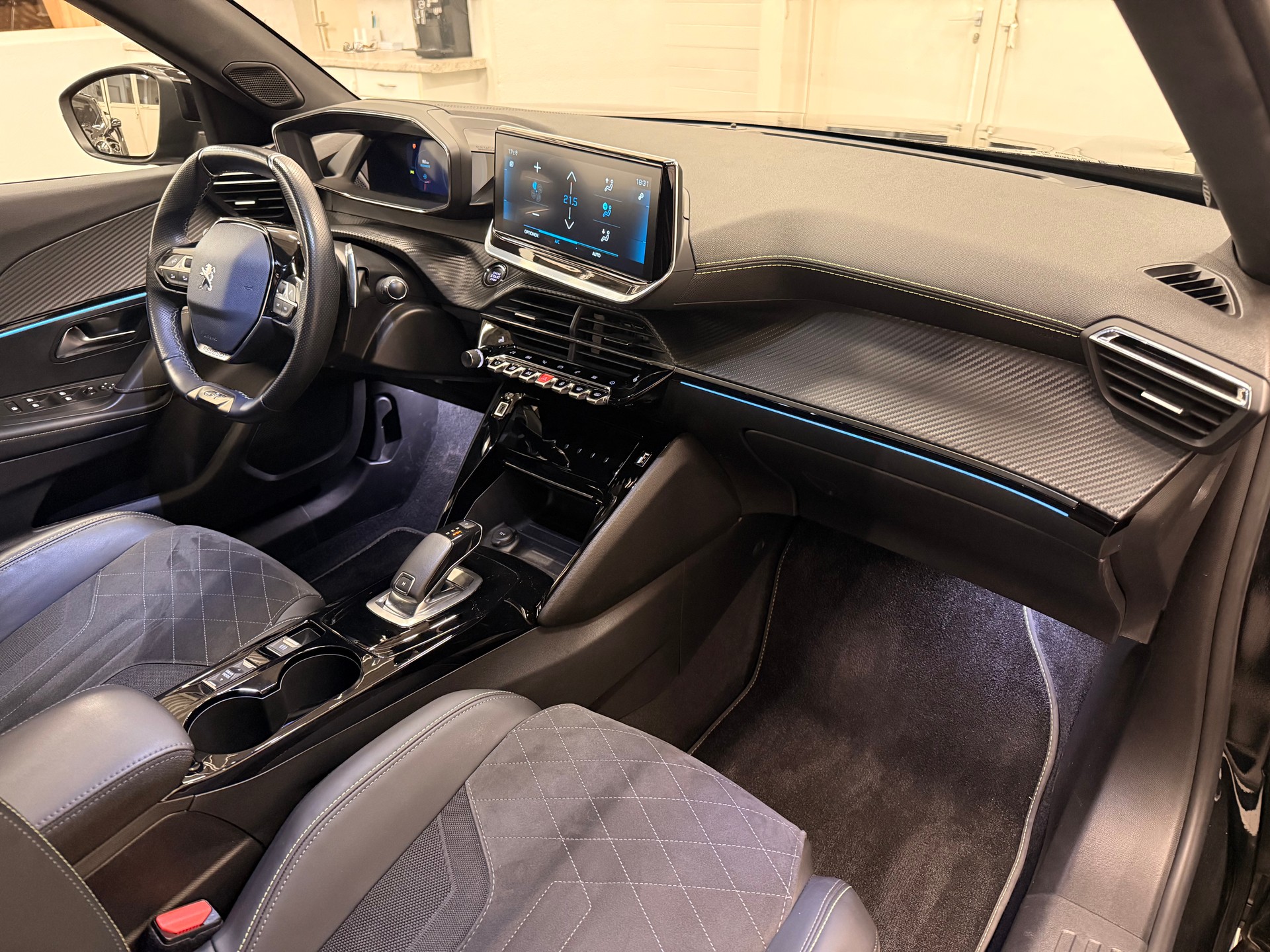 PEUGEOT 2008 1.2 PureTech GT EAT8-image-7