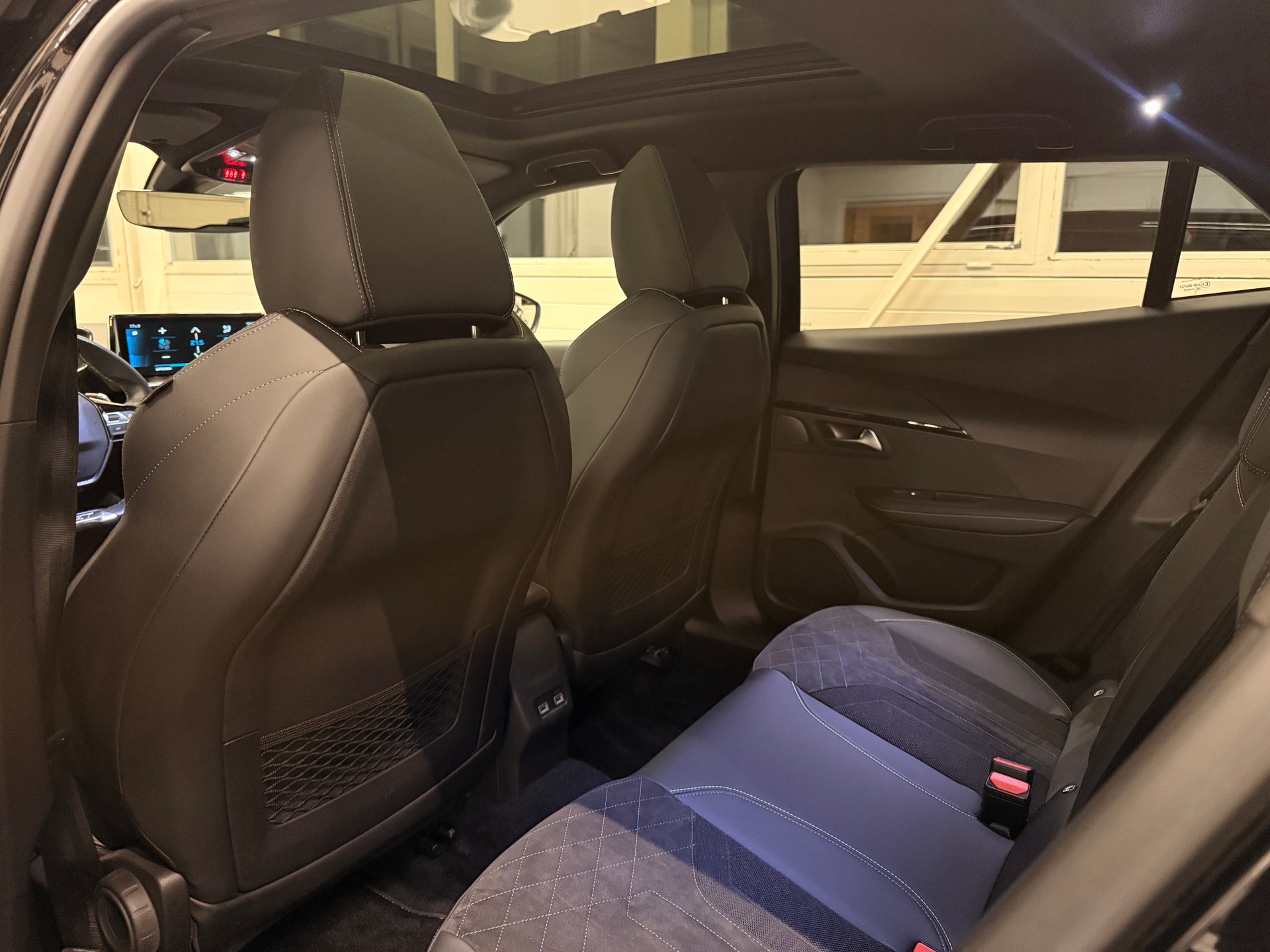 PEUGEOT 2008 1.2 PureTech GT EAT8-image-11