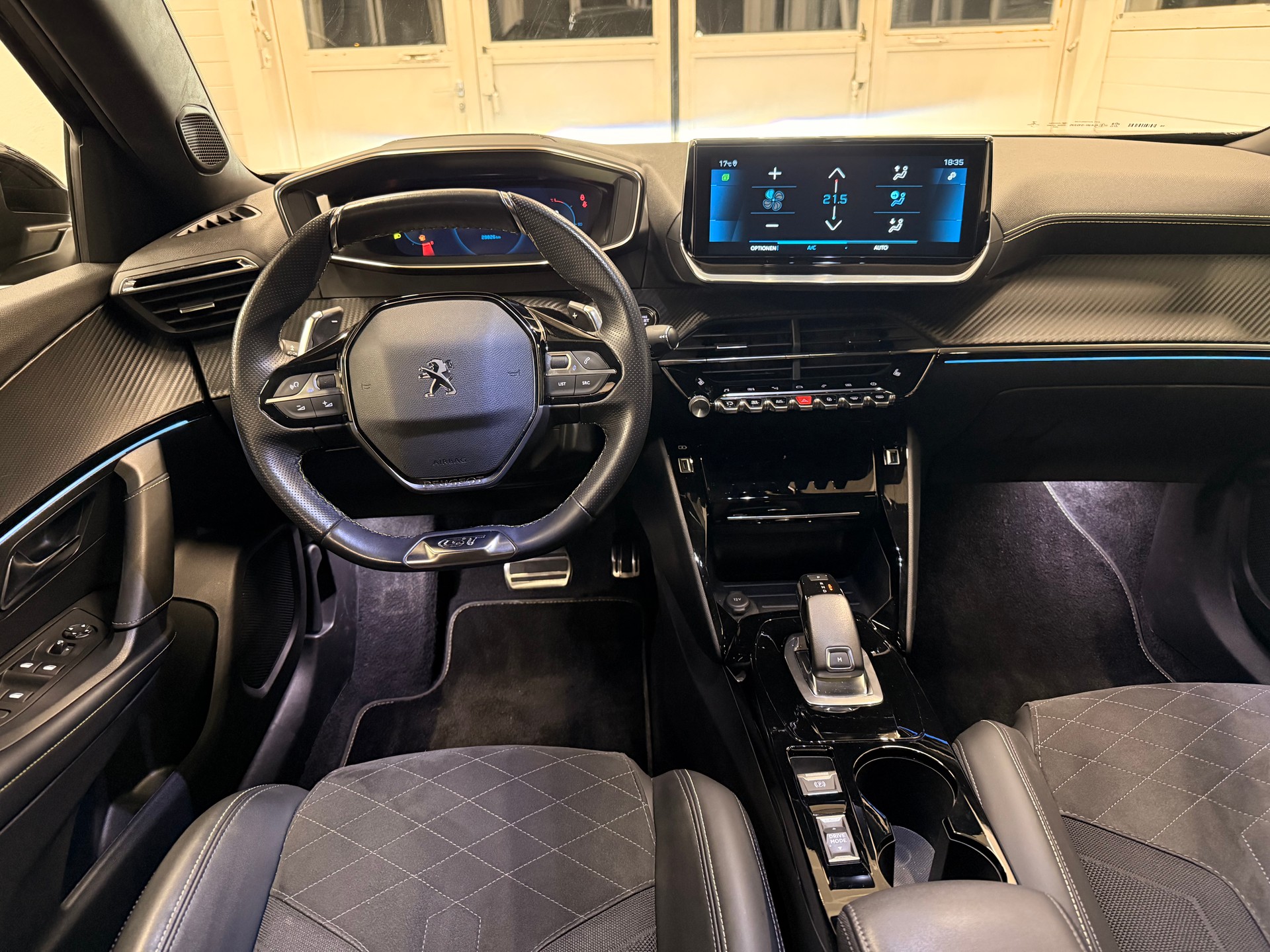PEUGEOT 2008 1.2 PureTech GT EAT8-image-6