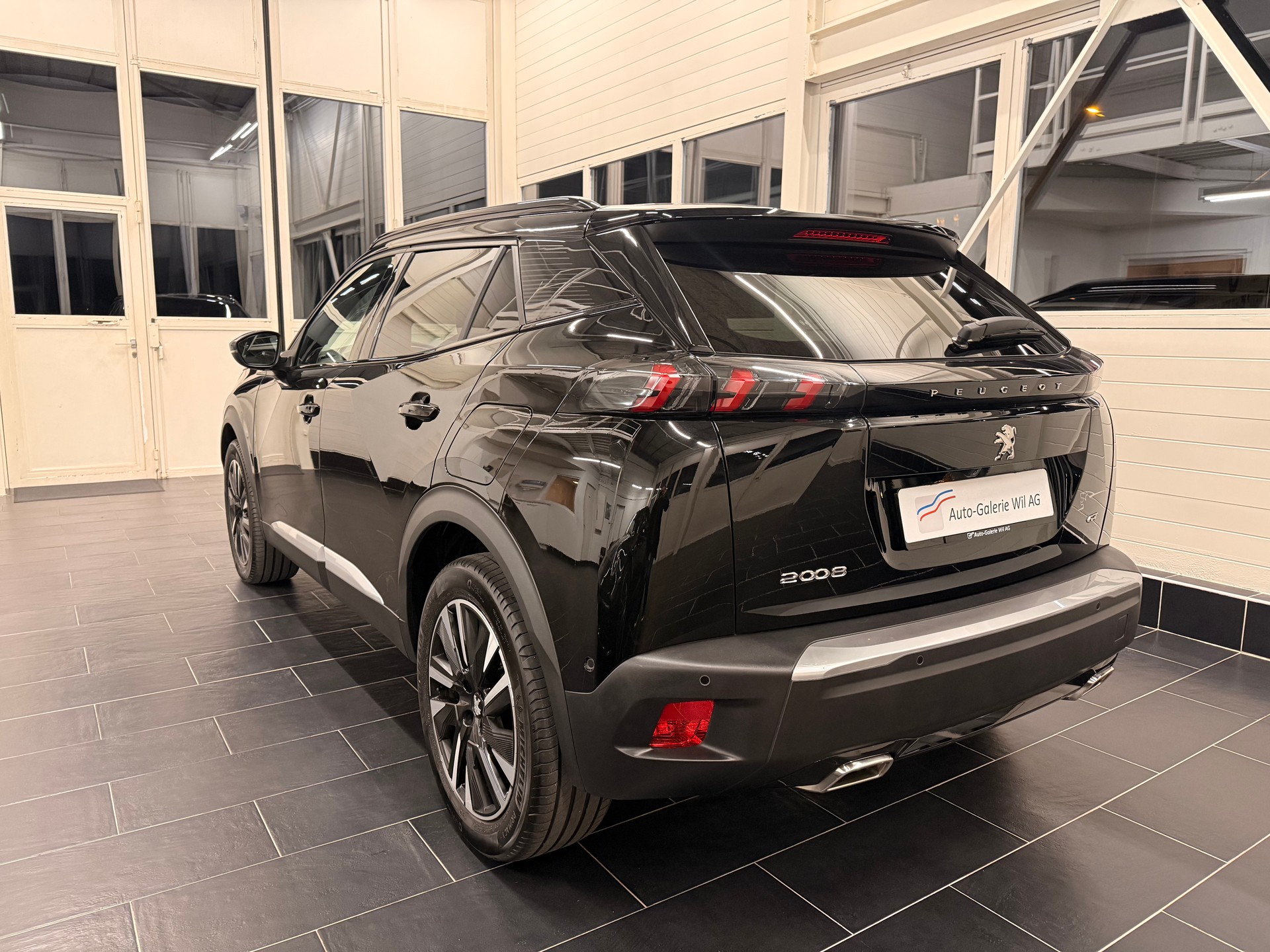 PEUGEOT 2008 1.2 PureTech GT EAT8-image-4