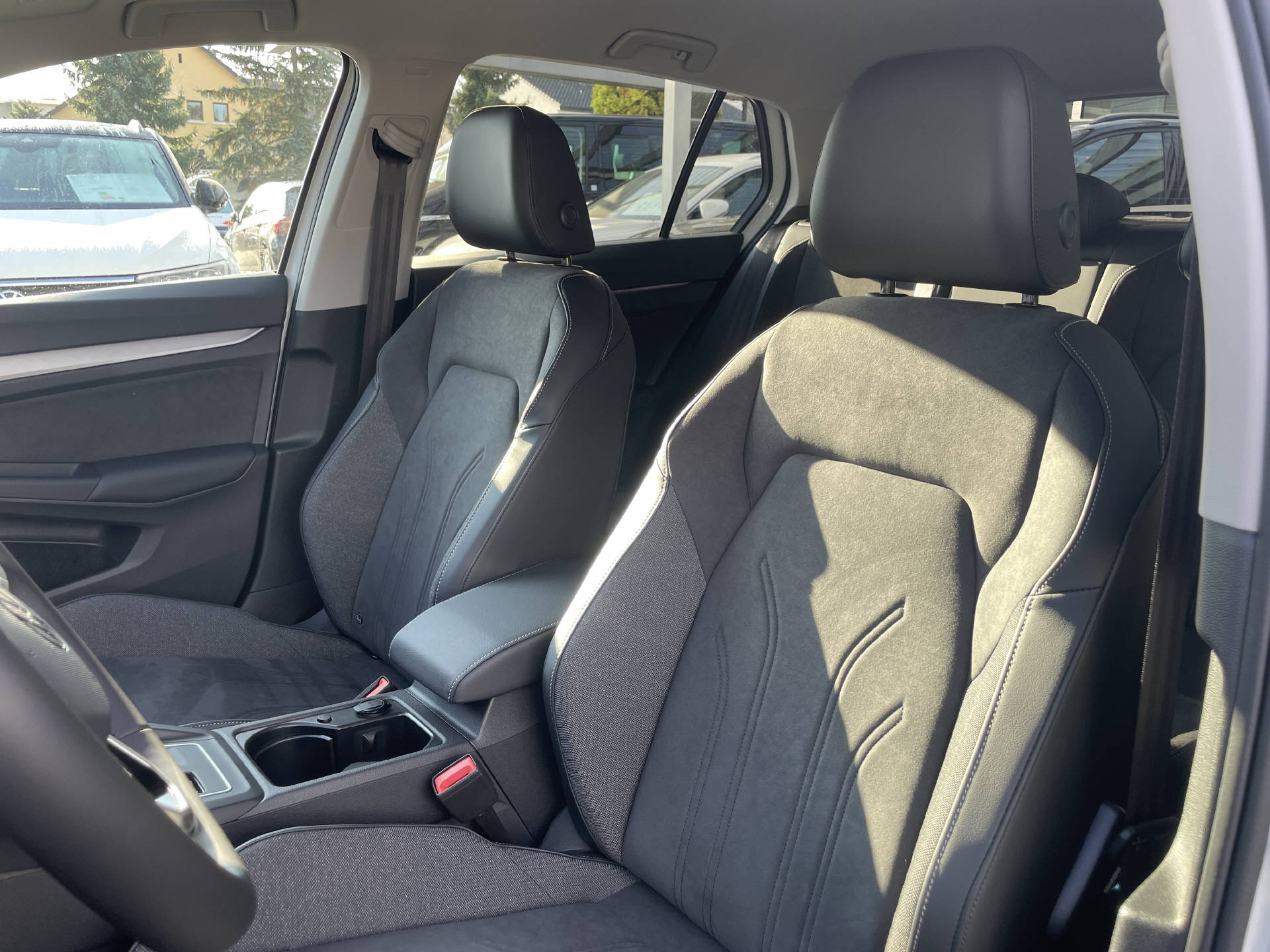VW Golf VIII 1.5 eTSI UNITED Life DSG-image-6
