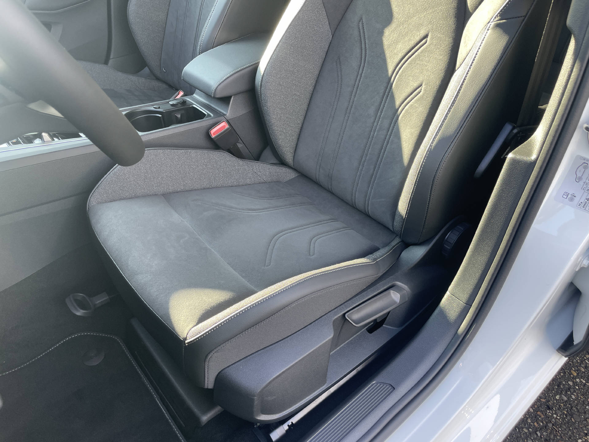 VW Golf VIII 1.5 eTSI UNITED Life DSG-image-7