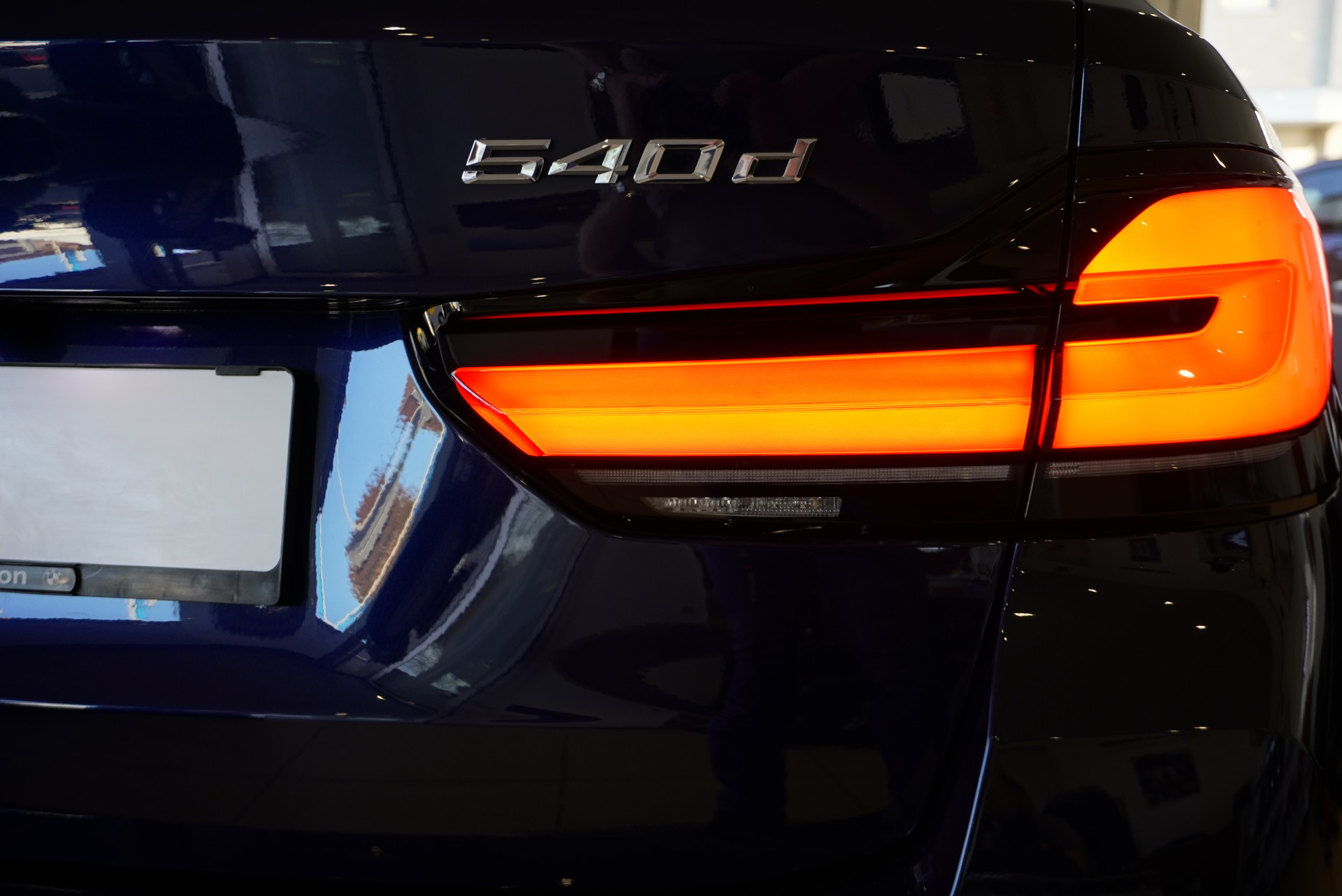 BMW 540d xDrive 48V Touring M Sport Steptronic-image-24