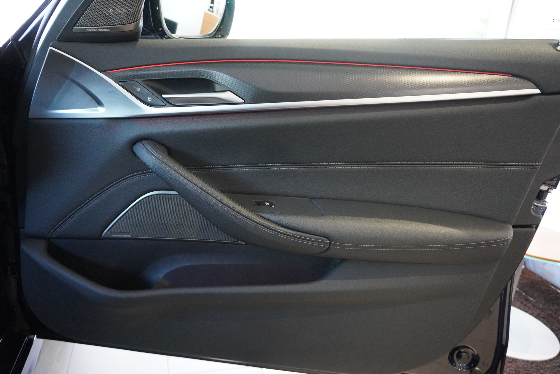 BMW 540d xDrive 48V Touring M Sport Steptronic-image-15