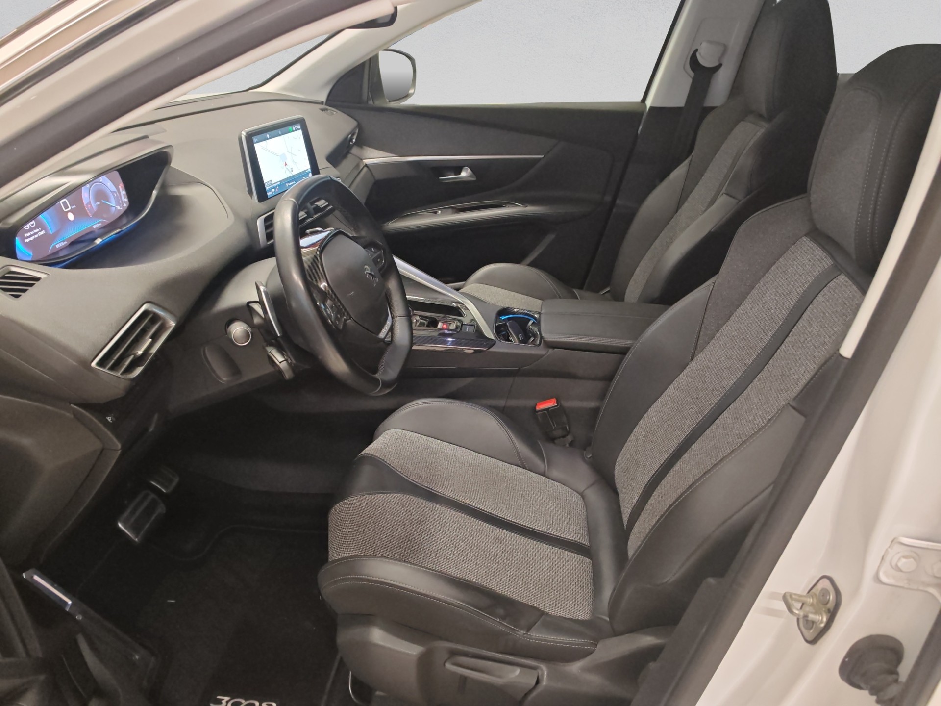 PEUGEOT 3008 1.2 PureTech Allure EAT-image-8