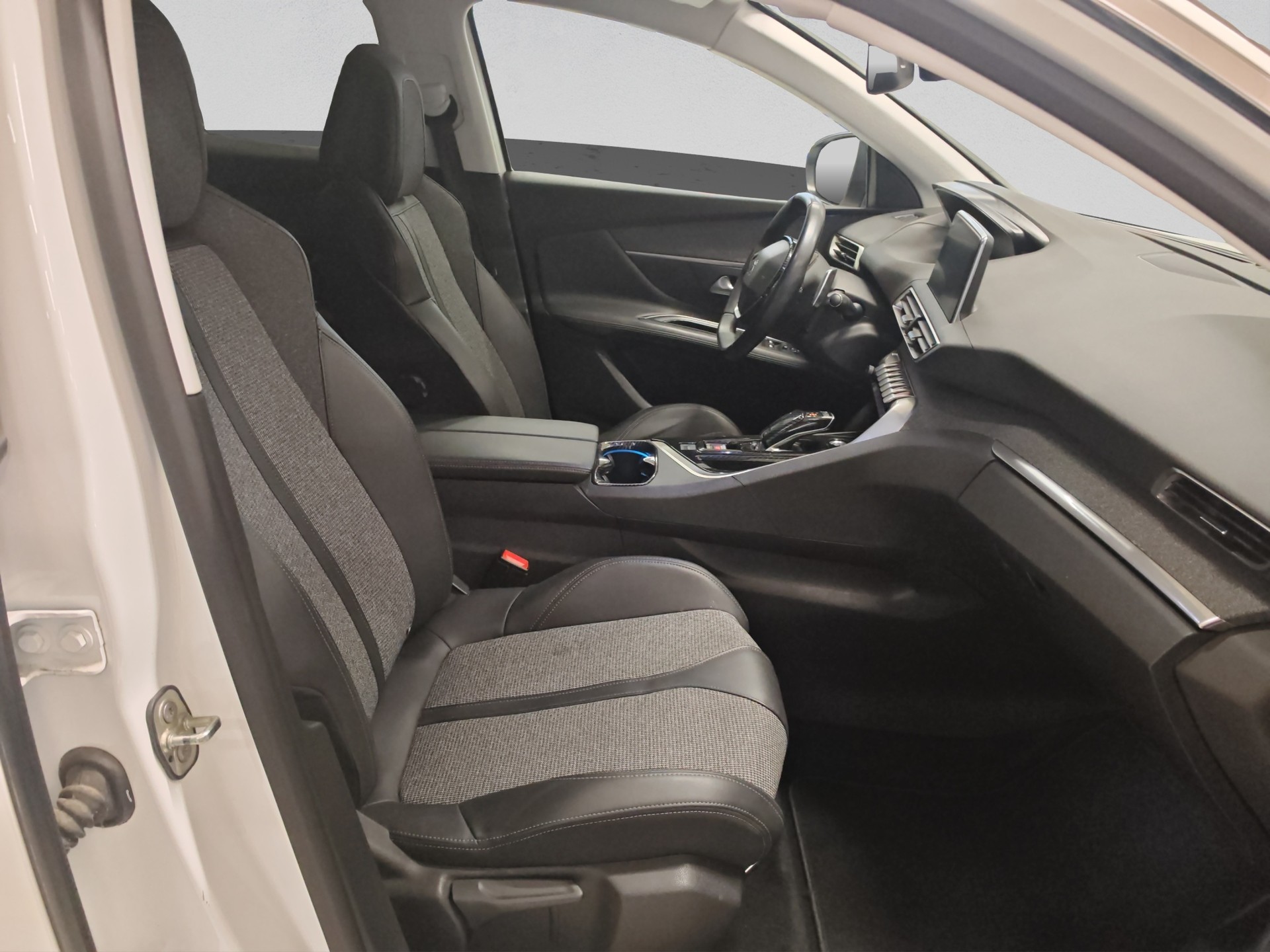 PEUGEOT 3008 1.2 PureTech Allure EAT-image-16