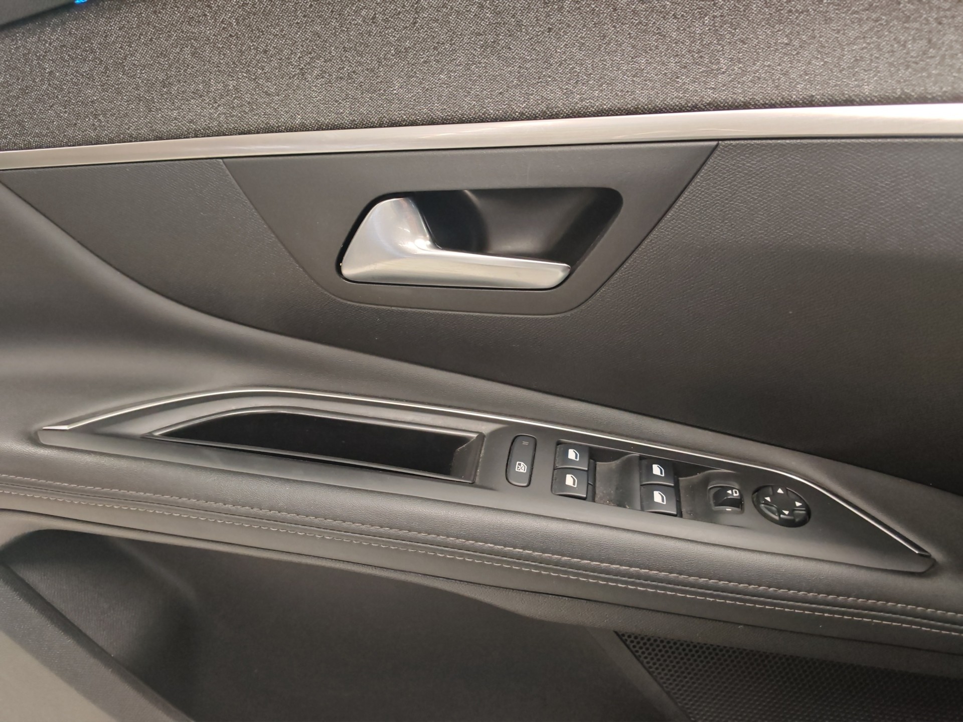 PEUGEOT 3008 1.2 PureTech Allure EAT-image-22