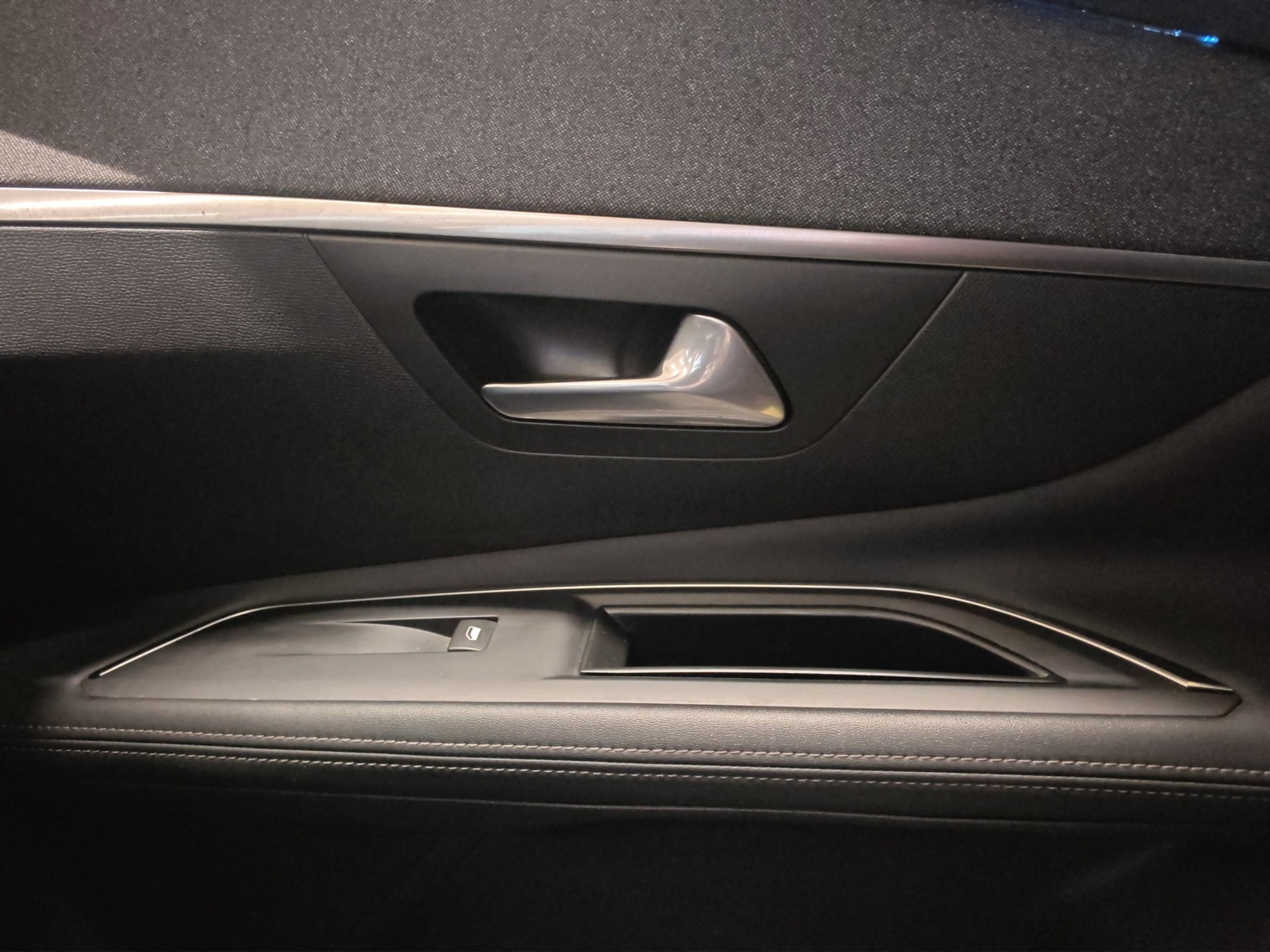 PEUGEOT 3008 1.2 PureTech Allure EAT-image-23