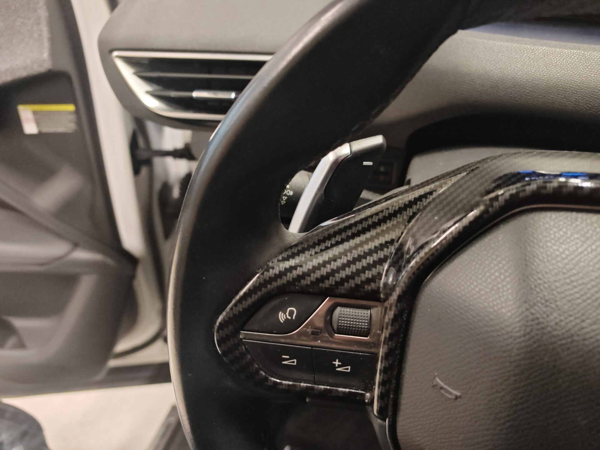 PEUGEOT 3008 1.2 PureTech Allure EAT-image-19