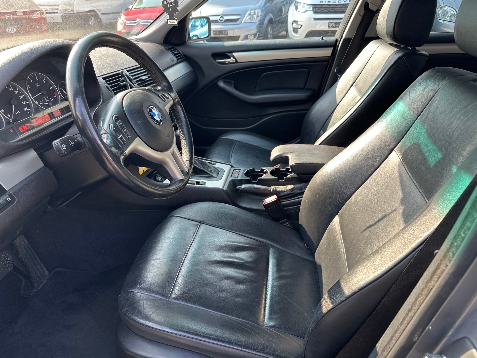BMW 330xi-image-8