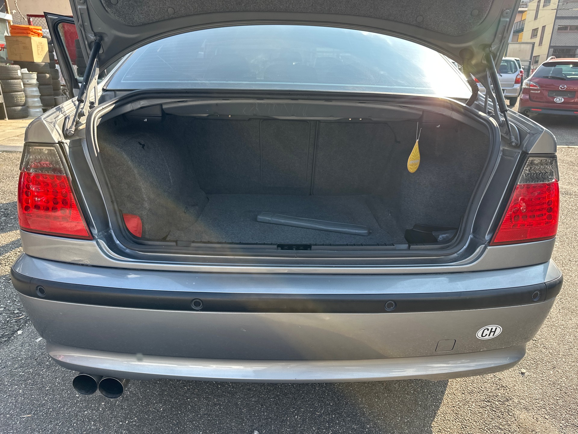 BMW 330xi-image-10