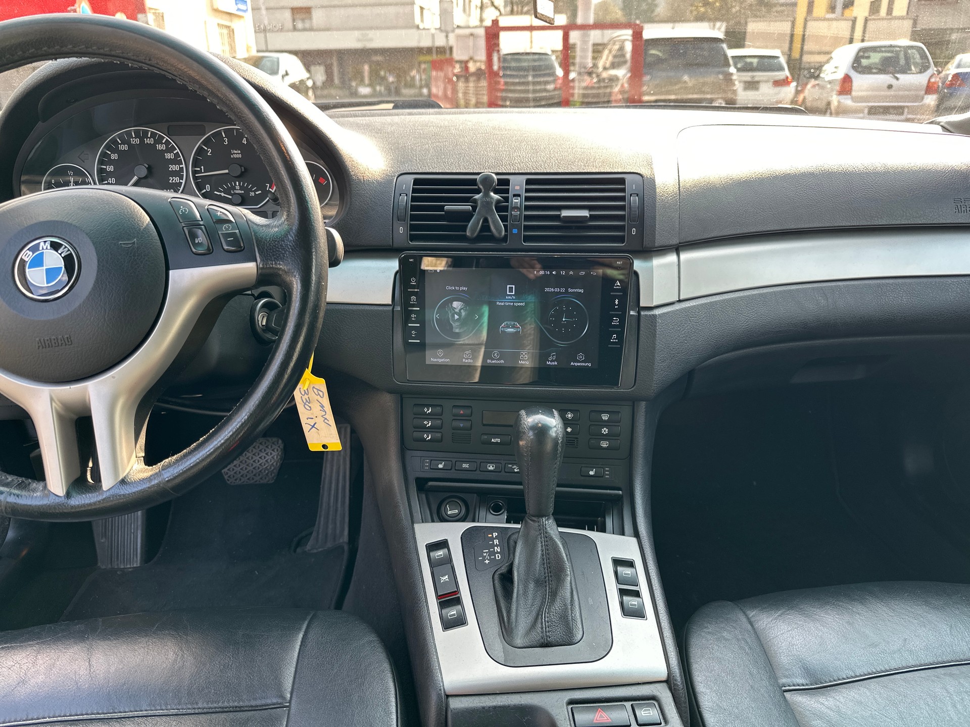 BMW 330xi-image-13