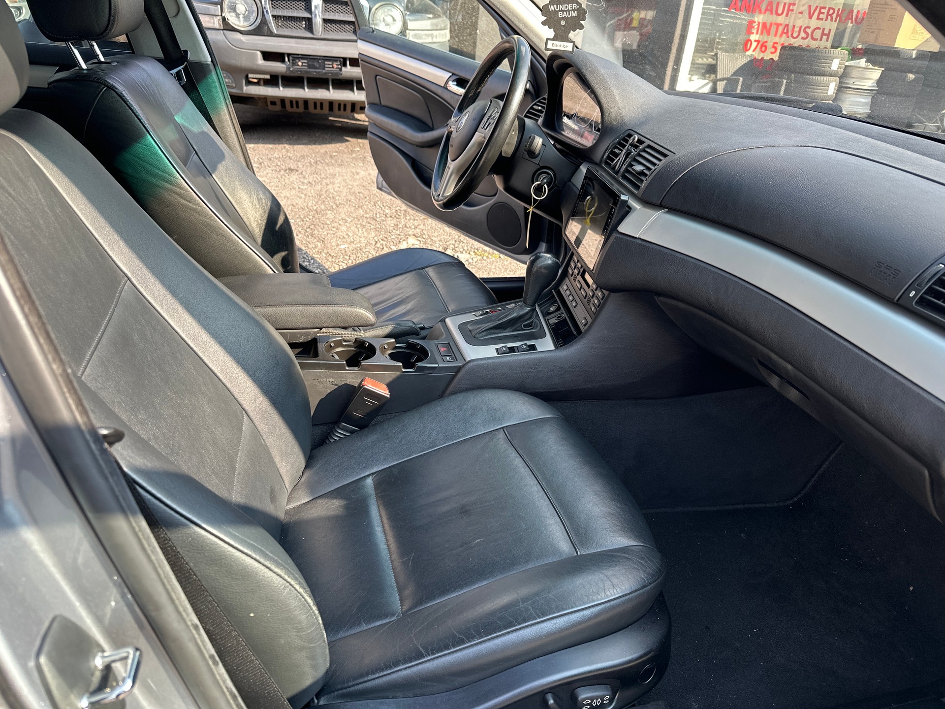 BMW 330xi-image-12
