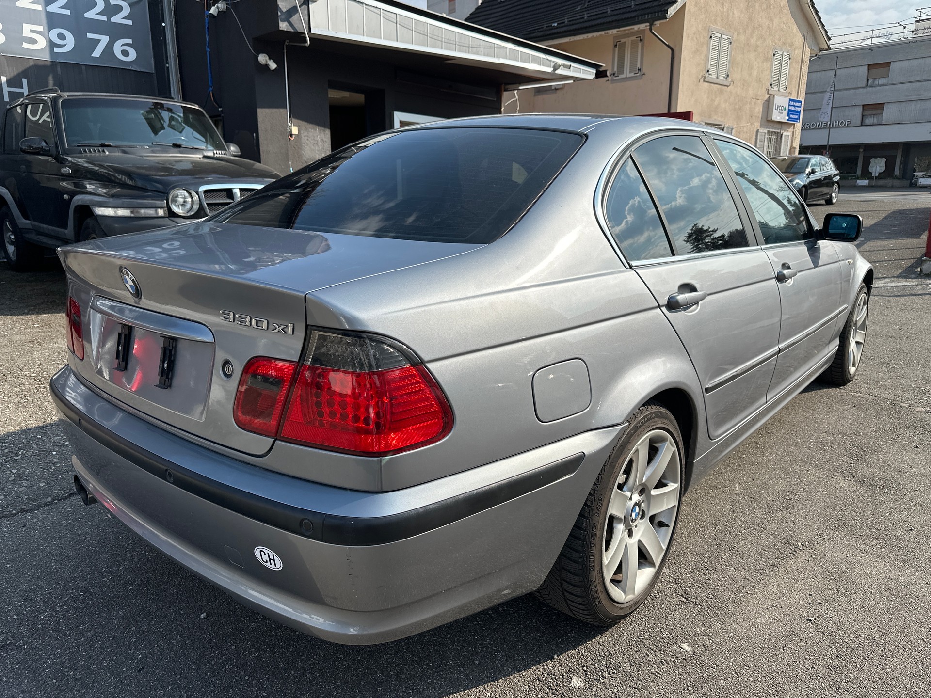 BMW 330xi-image-6